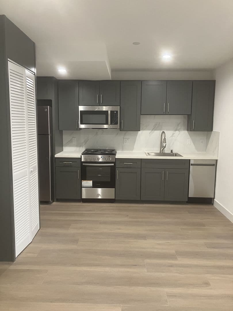 Los Angeles Apartment: 5639 Lexington Ave.