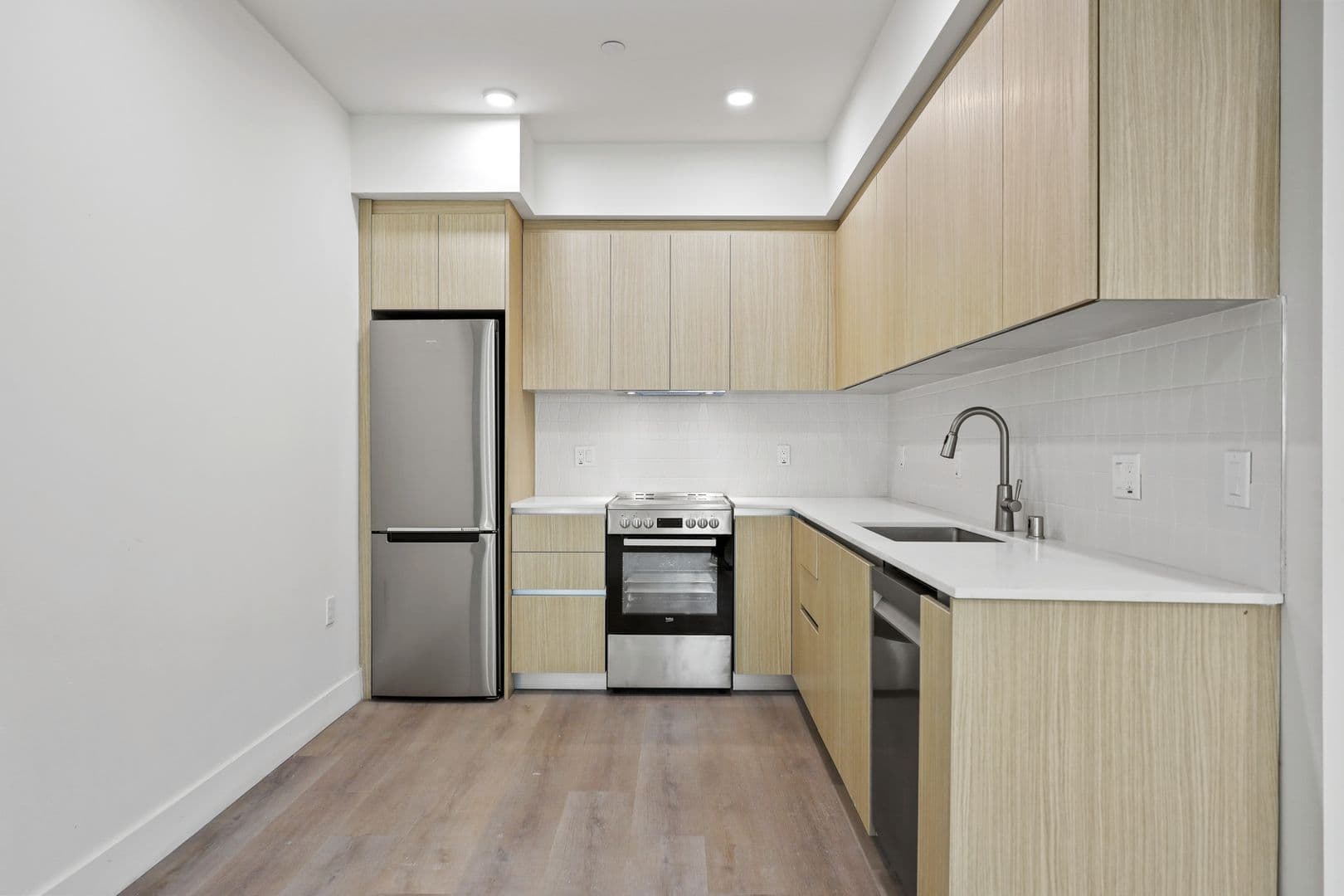 Los Angeles Apartment: 7050 Hawthorn Ave.