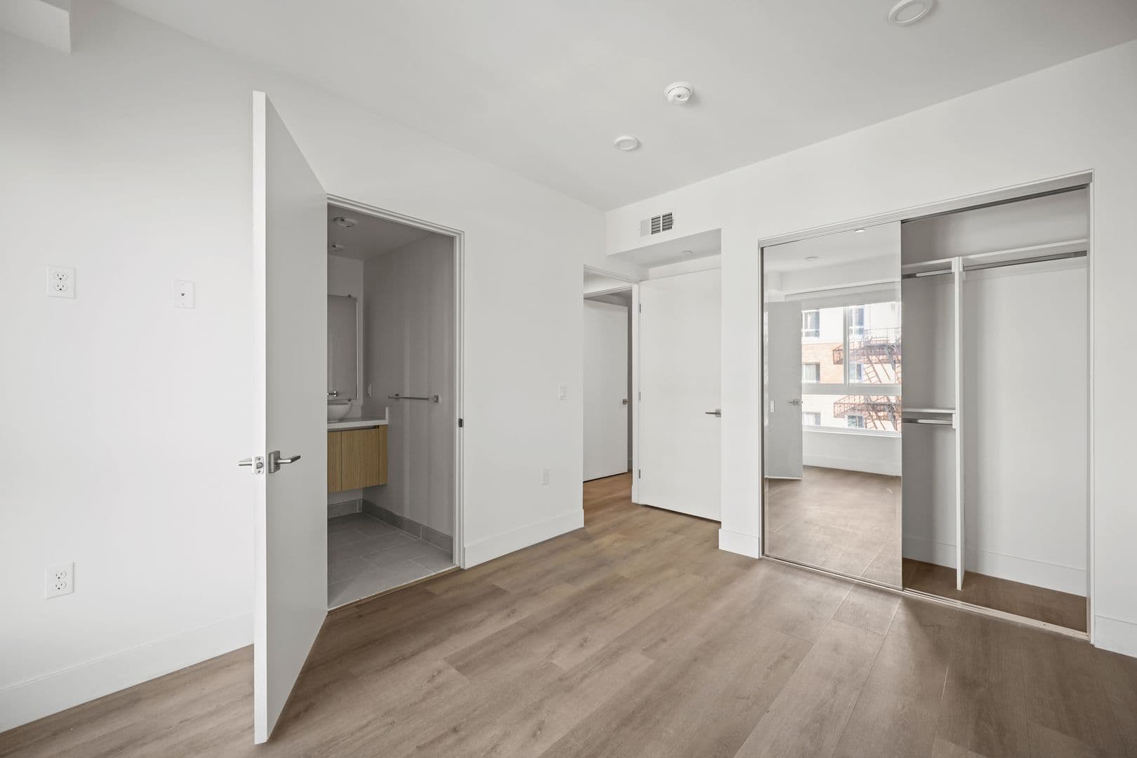 Los Angeles Apartment: 7050 Hawthorn Ave.