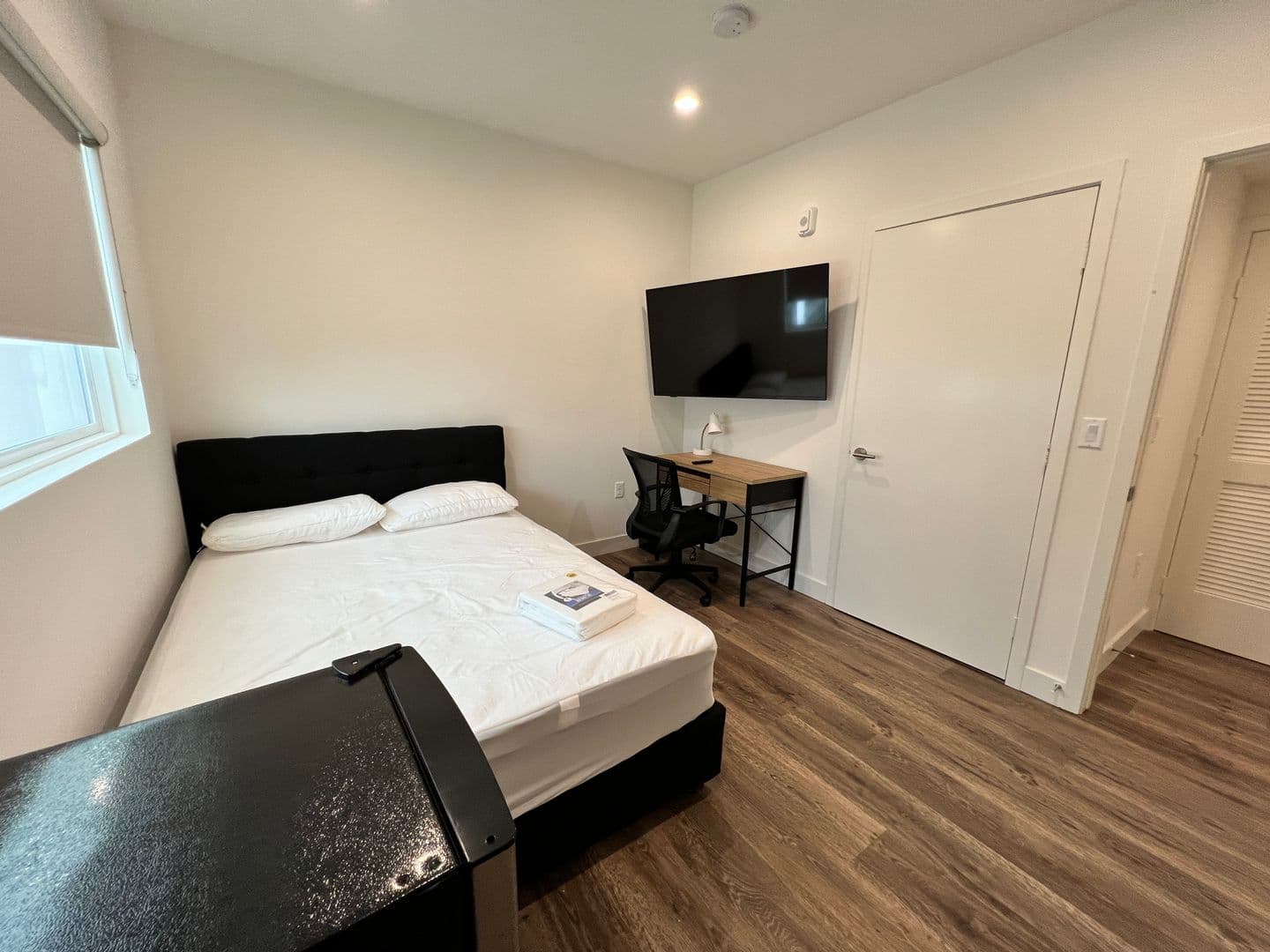 Los Angeles Apartment: 1830 Selby Avenue