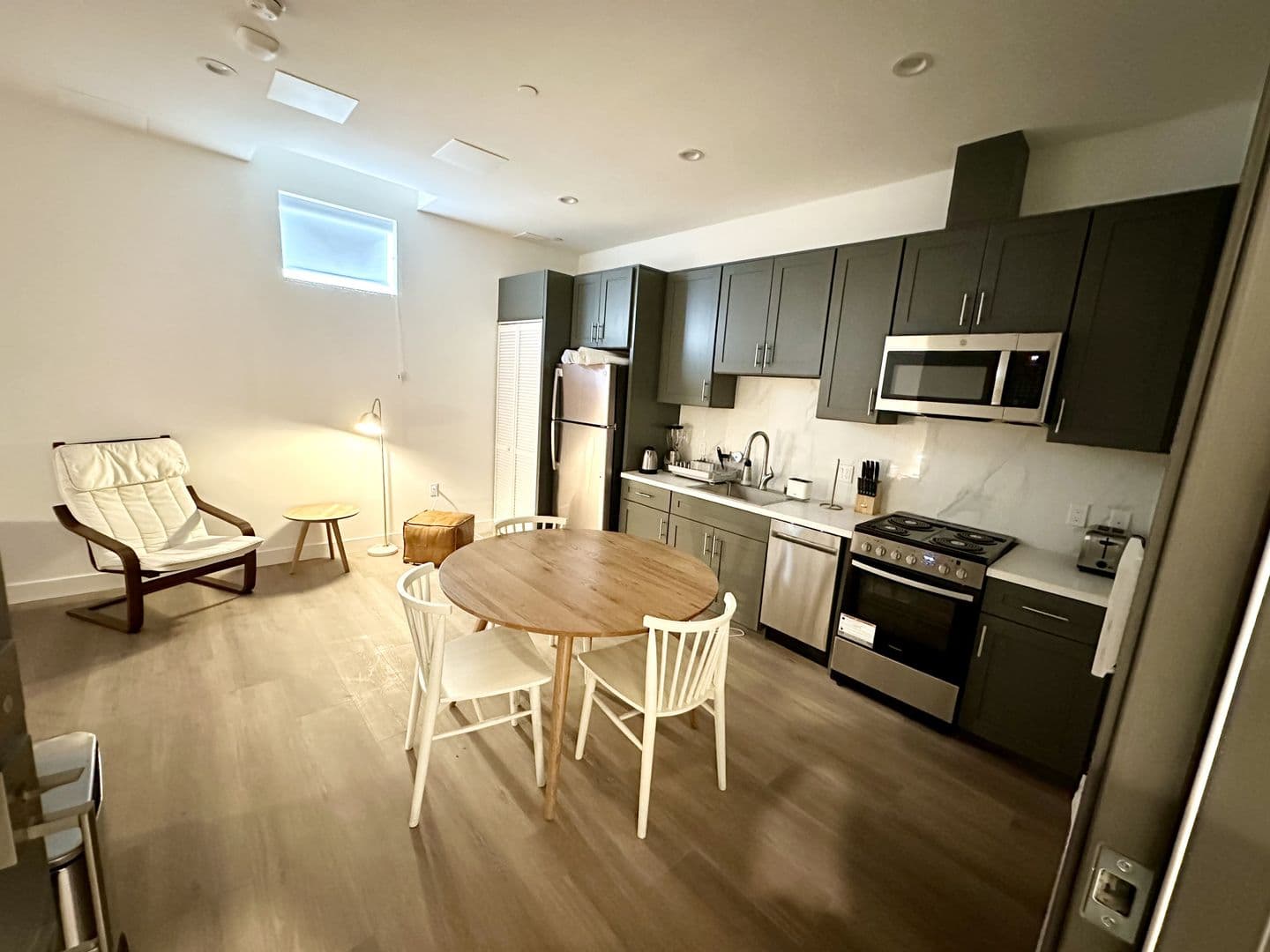 Los Angeles Apartment: 5639 Lexington Ave.