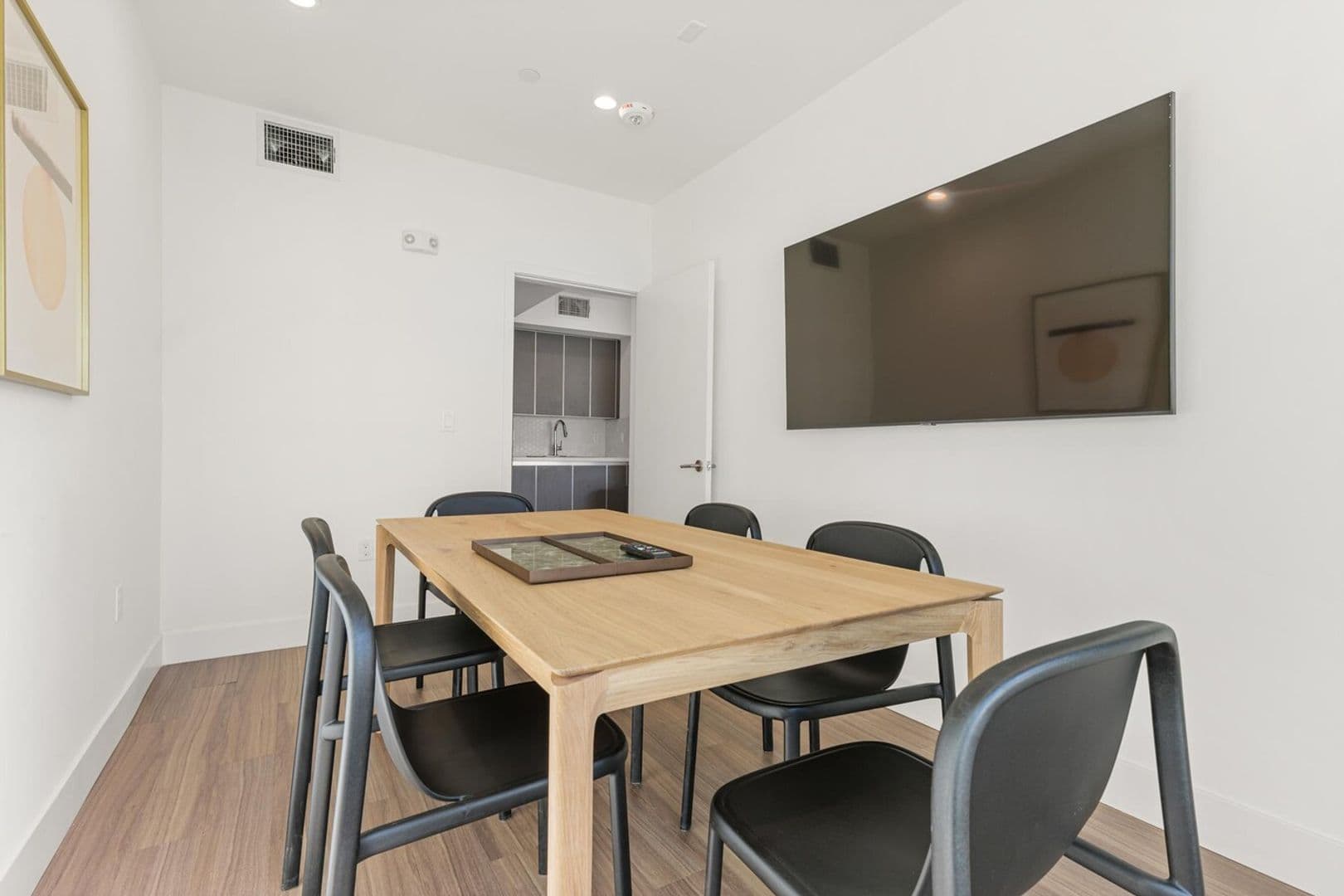 Los Angeles Apartment: 5460 Fountain Avenue