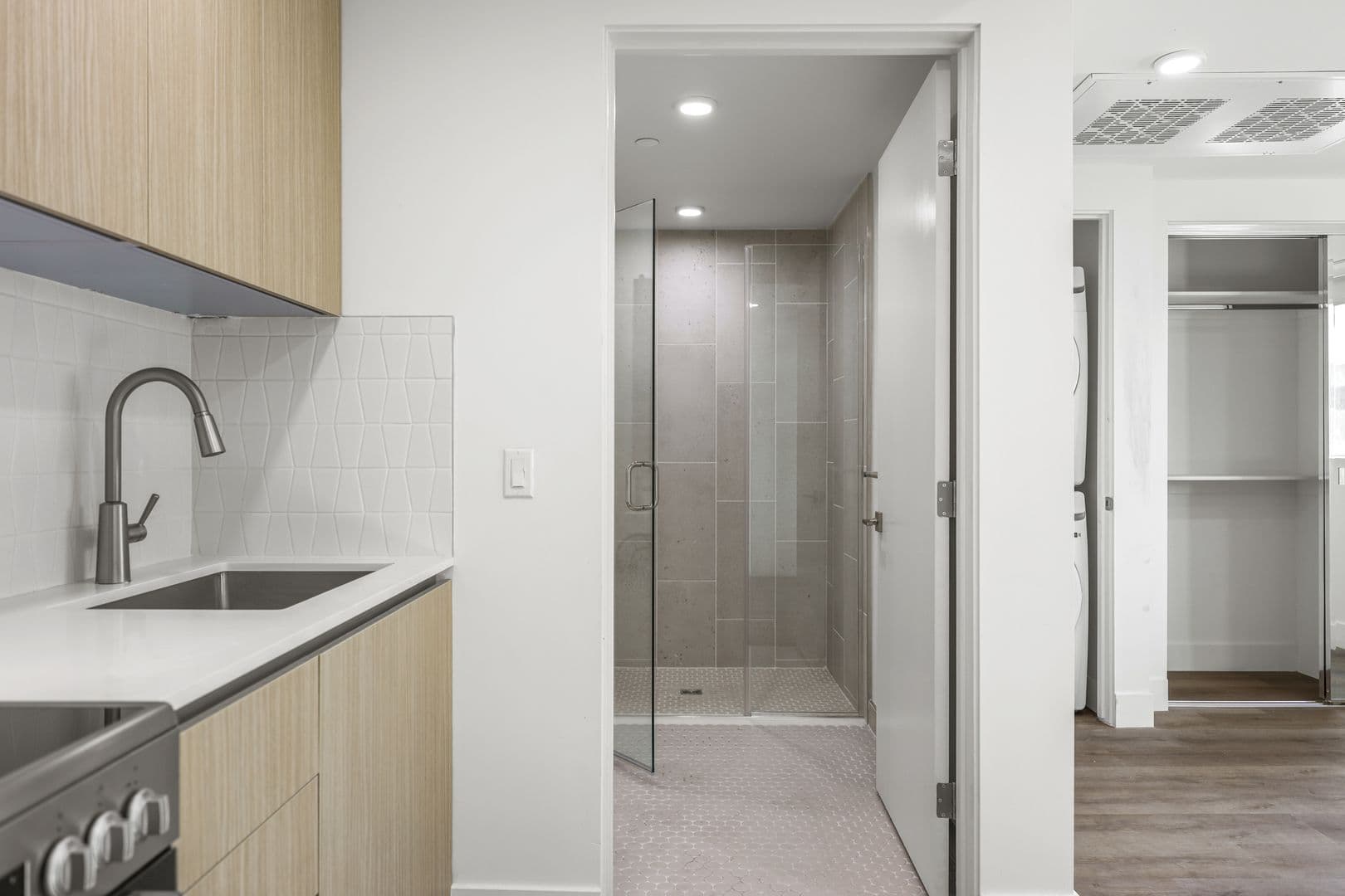 Los Angeles Apartment: 7050 Hawthorn Ave.