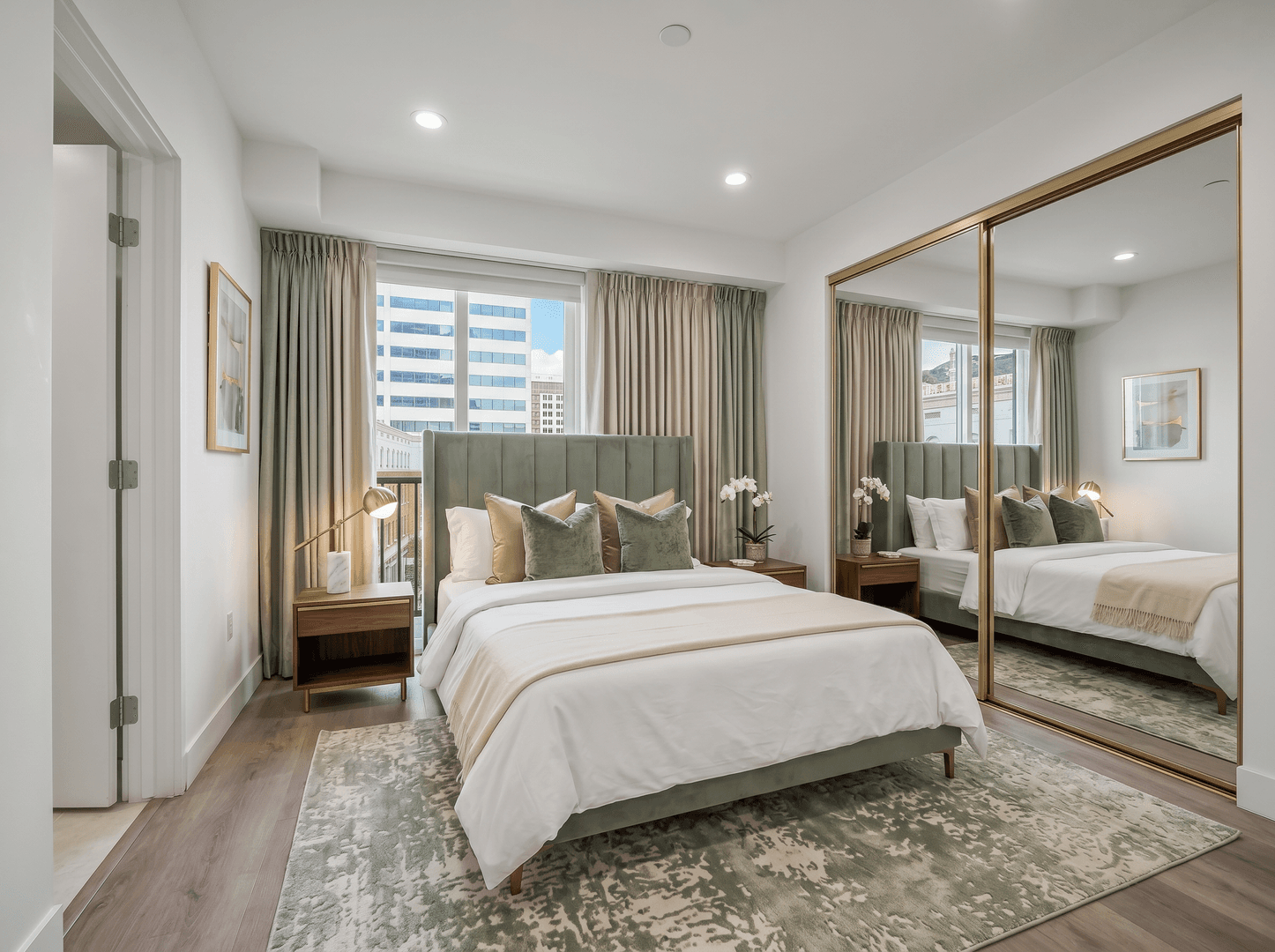 Los Angeles Apartment: 7050 Hawthorn Ave.