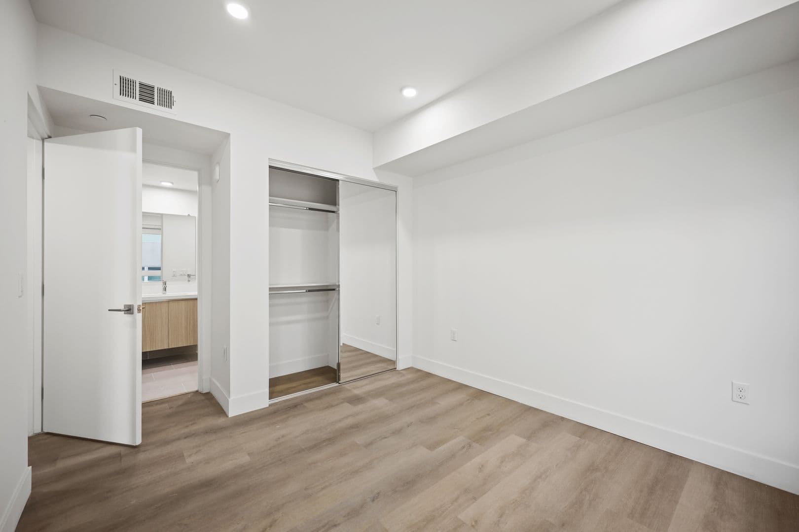 Los Angeles Apartment: 7050 Hawthorn Ave.