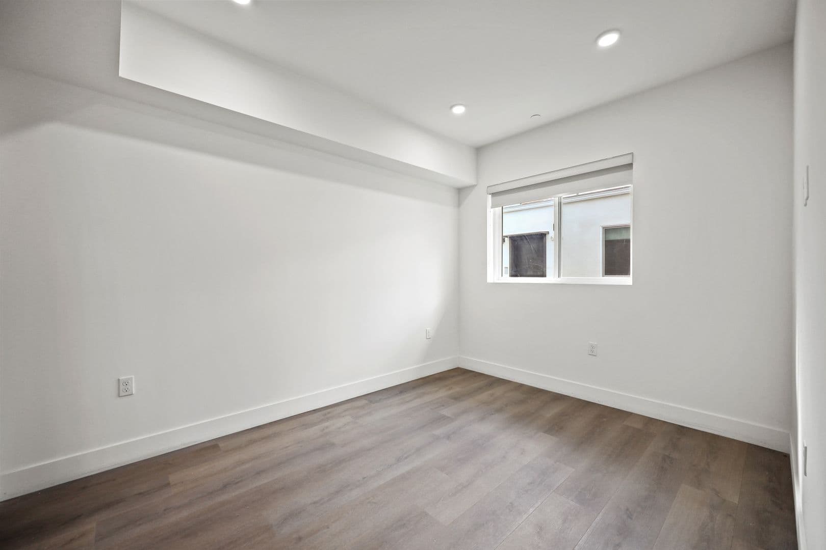 Los Angeles Apartment: 7050 Hawthorn Ave.