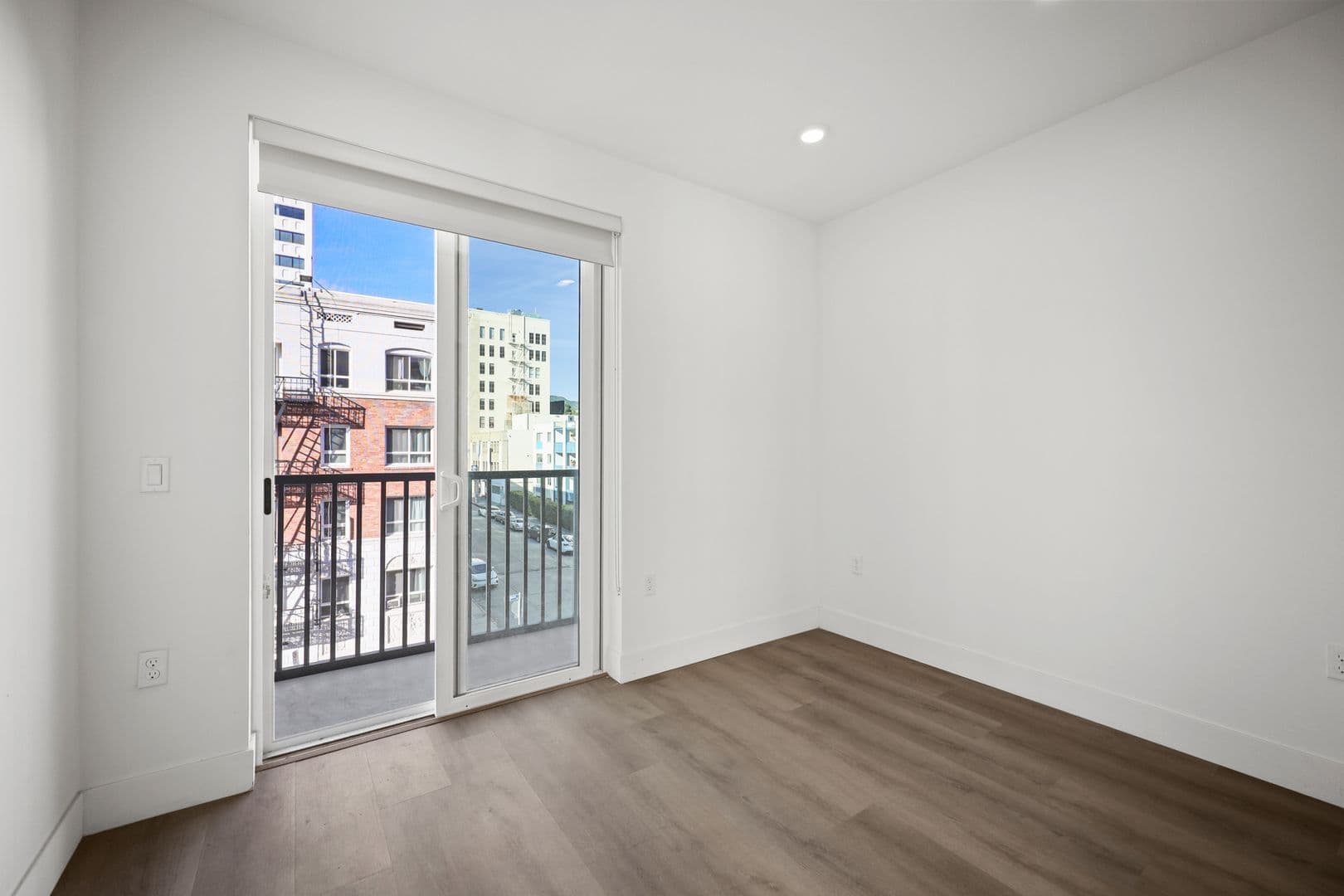 Los Angeles Apartment: 7050 Hawthorn Ave.