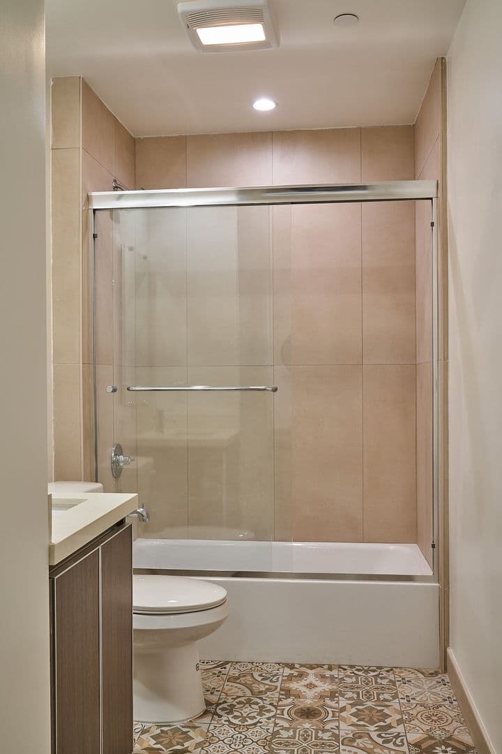 Los Angeles Apartment: 418 N Norton Ave.
