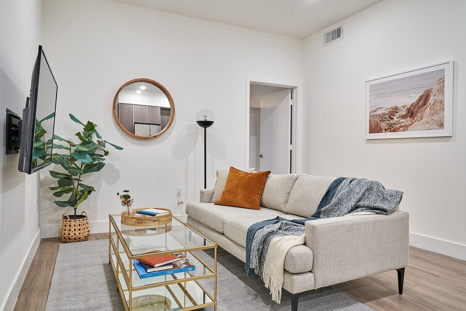 Los Angeles Apartment: 418 N Norton Ave.