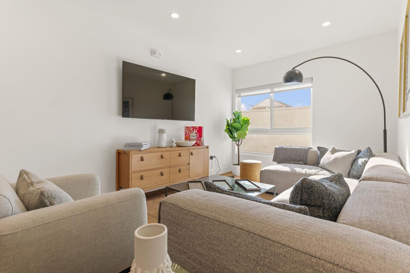 Los Angeles Apartment: 5460 Fountain Avenue