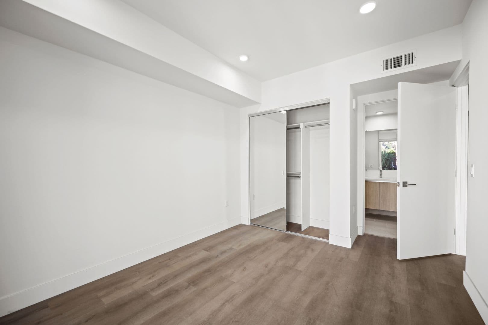 Los Angeles Apartment: 7050 Hawthorn Ave.