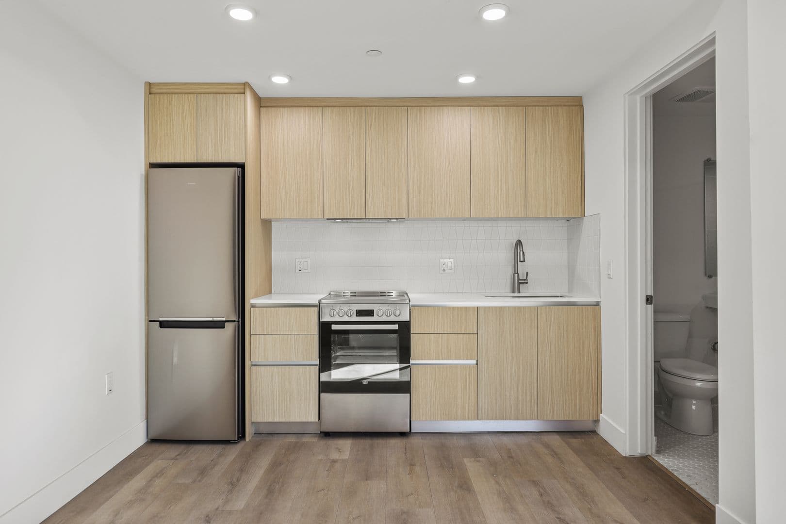 Los Angeles Apartment: 7050 Hawthorn Ave.