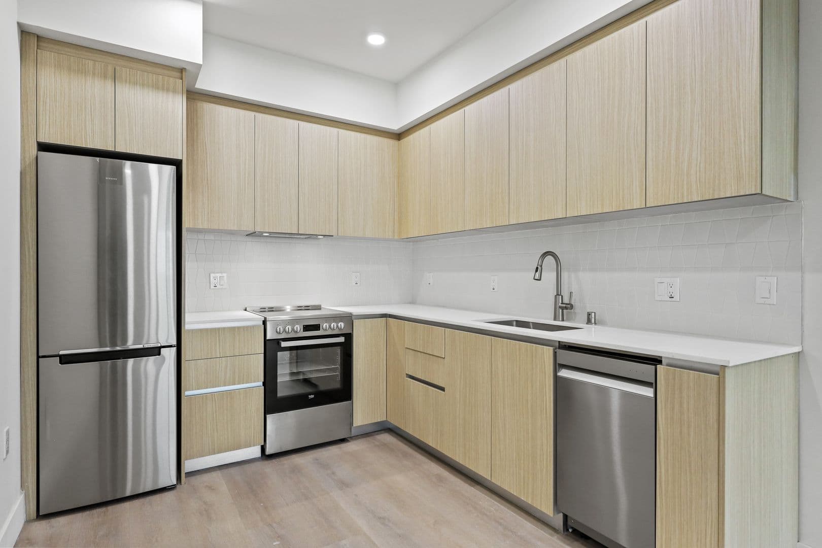 Los Angeles Apartment: 7050 Hawthorn Ave.