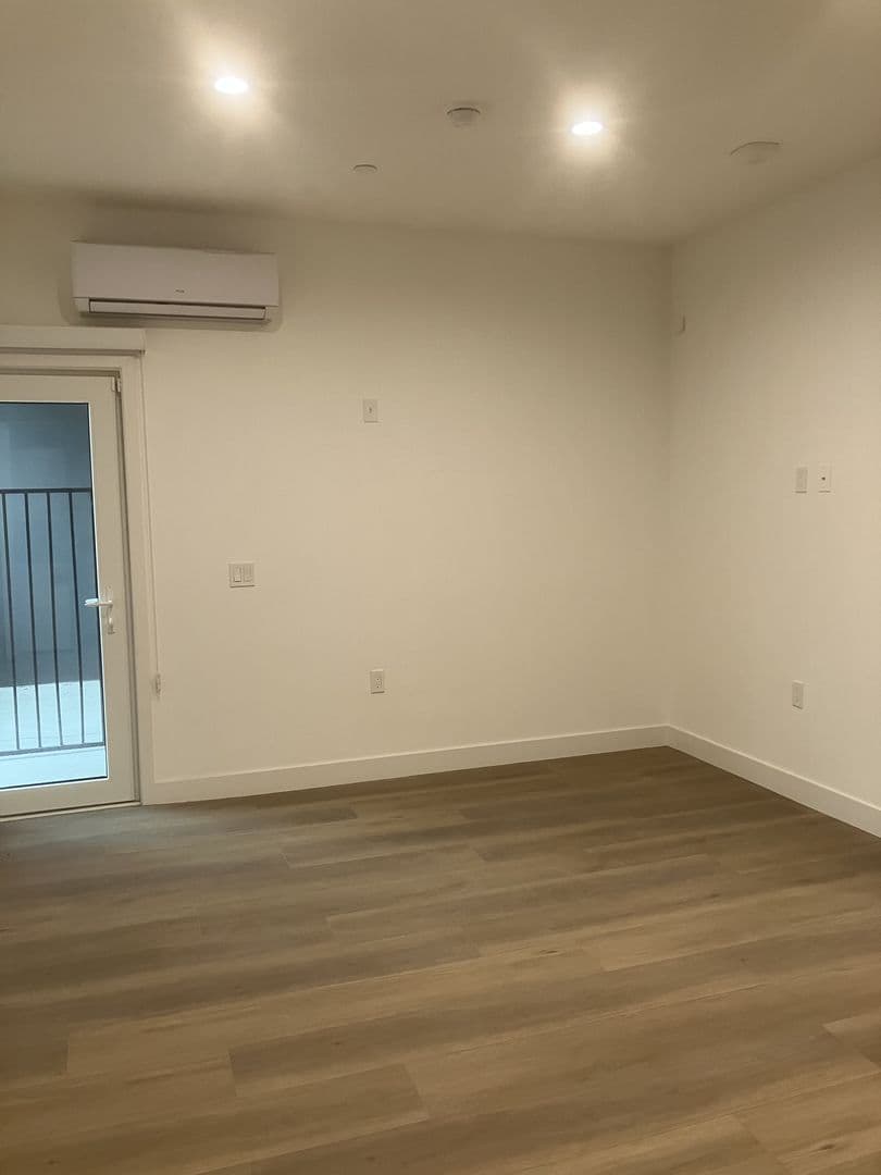 Los Angeles Apartment: 5639 Lexington Ave.