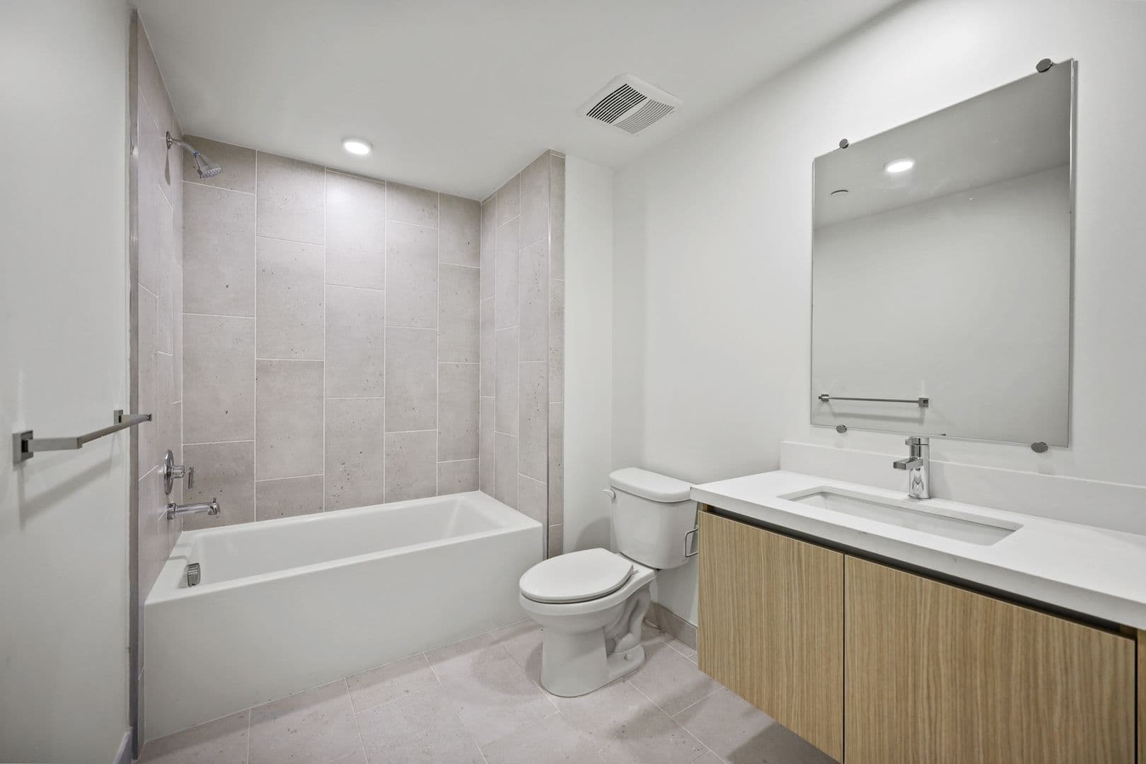 Los Angeles Apartment: 7050 Hawthorn Ave.