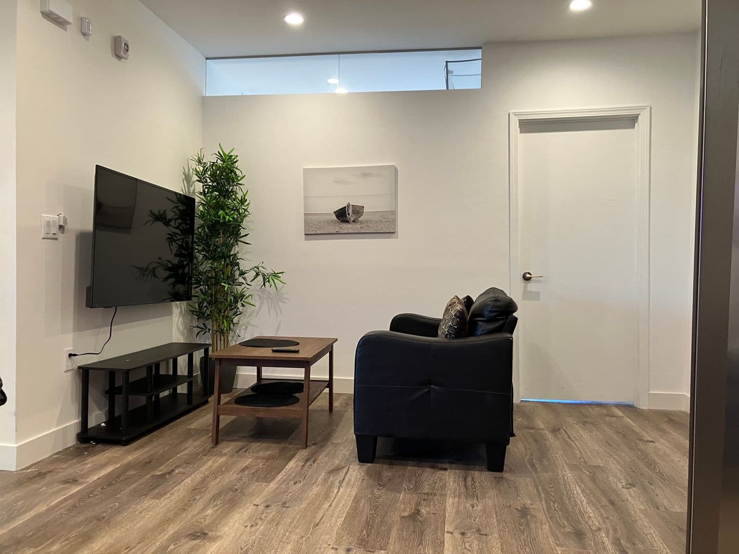 Los Angeles Apartment: 8457 Blackburn Avenue