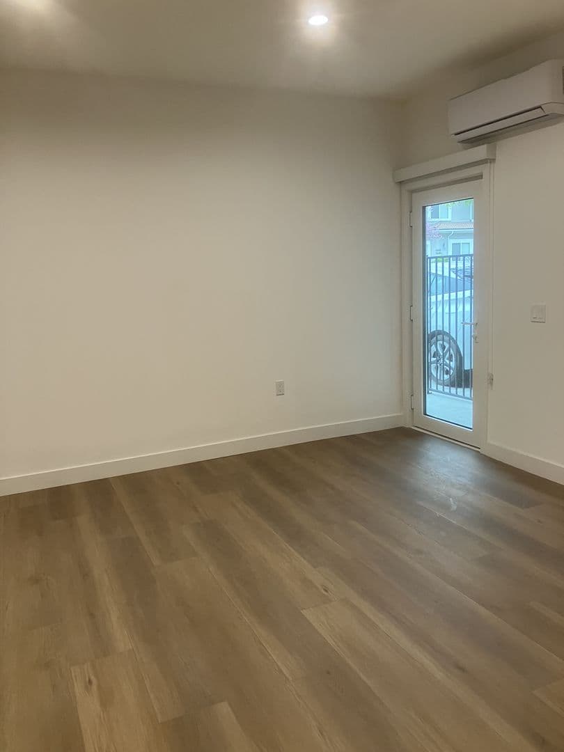 Los Angeles Apartment: 5639 Lexington Ave.