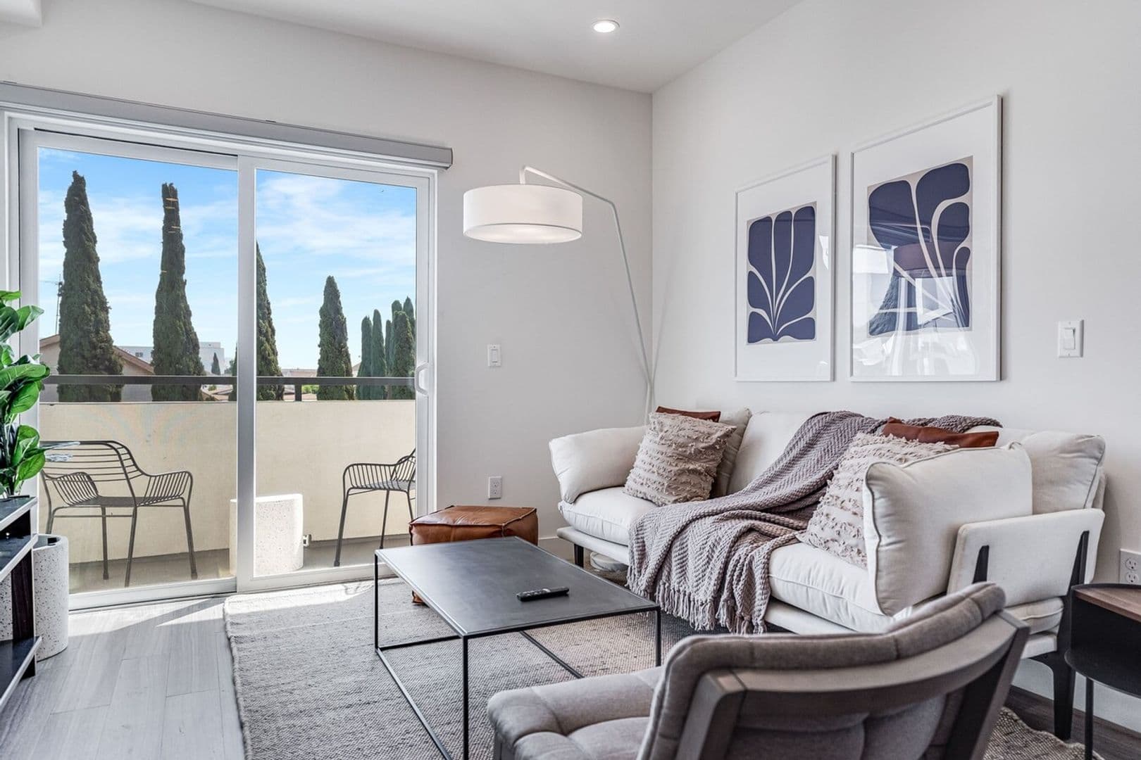Los Angeles Apartment: 5460 Fountain Avenue