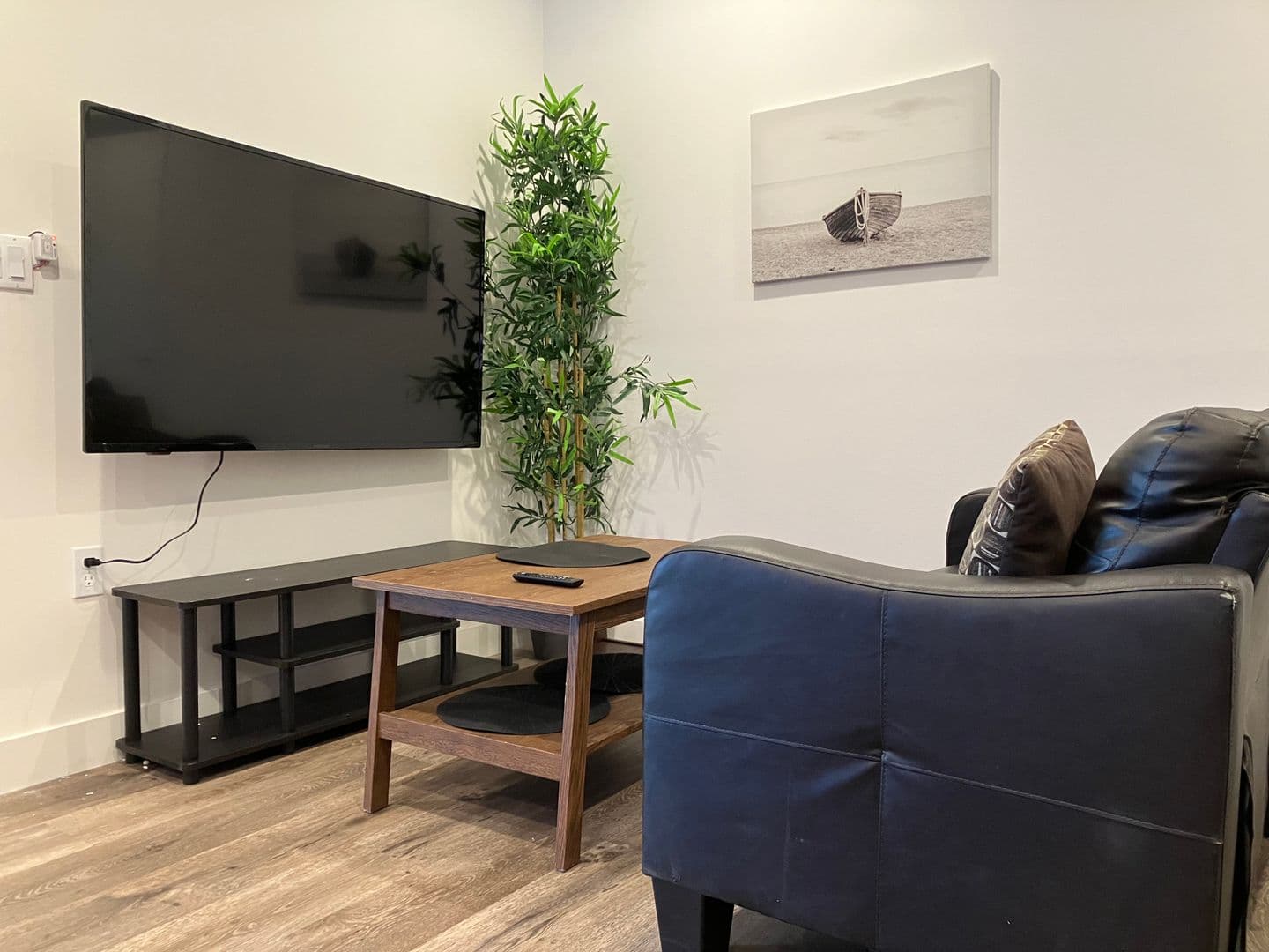 Los Angeles Apartment: 8457 Blackburn Avenue