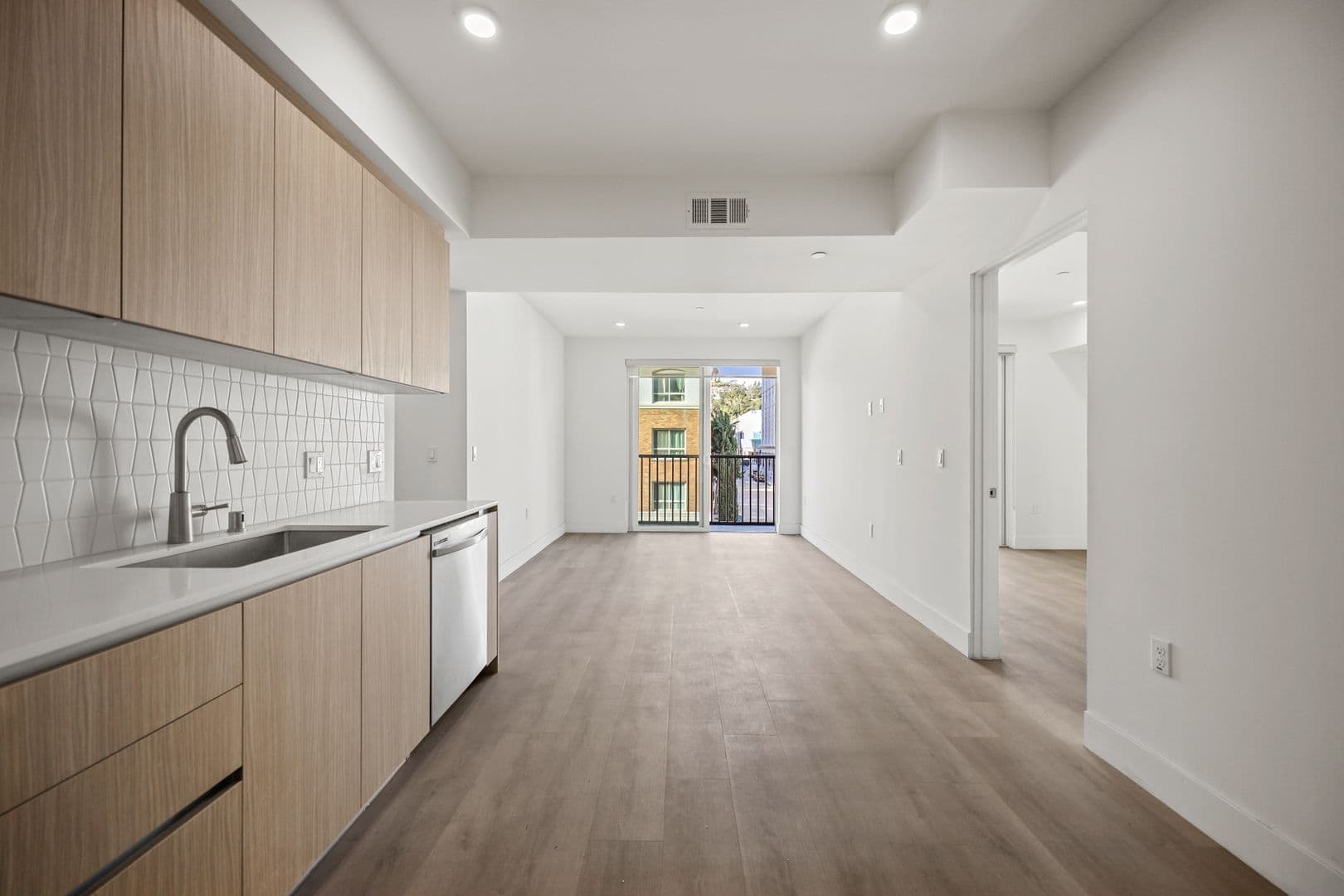 Los Angeles Apartment: 7050 Hawthorn Ave.