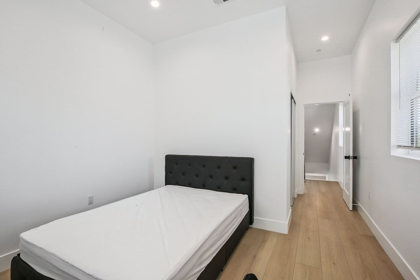 Los Angeles Apartment: 1254 W 36th St.