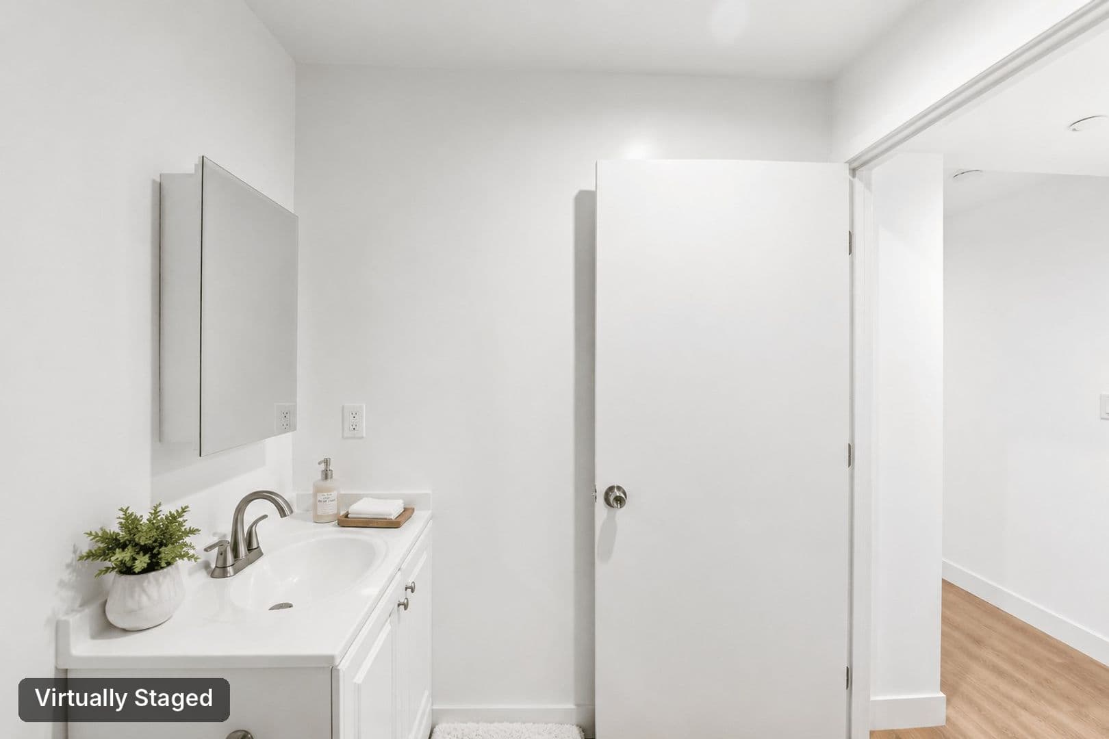 Los Angeles Apartment: 5460 Fountain Avenue