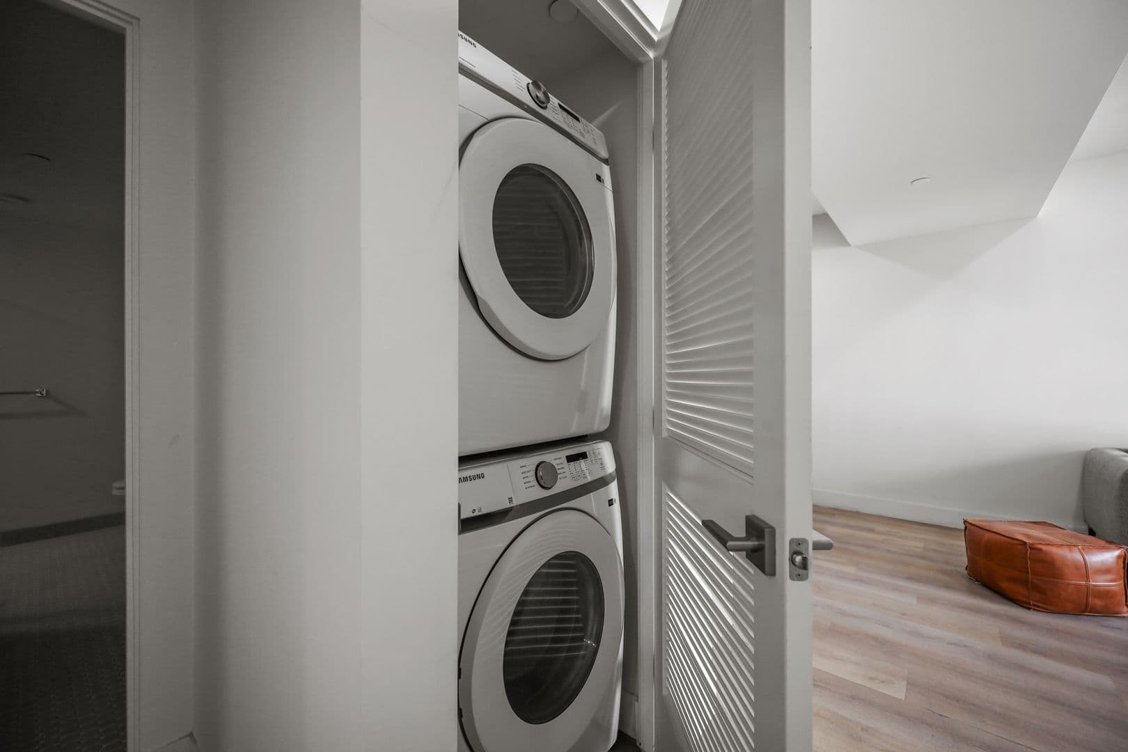 Los Angeles Apartment: 7050 Hawthorn Ave.