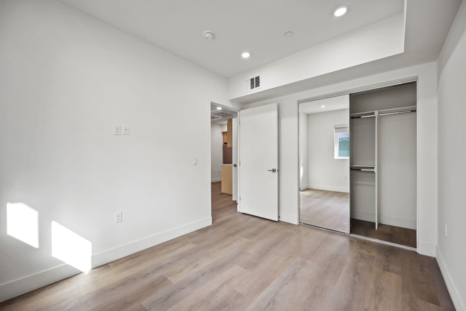 Los Angeles Apartment: 7050 Hawthorn Ave.