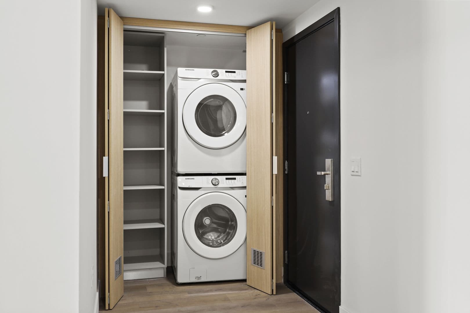 Los Angeles Apartment: 7050 Hawthorn Ave.