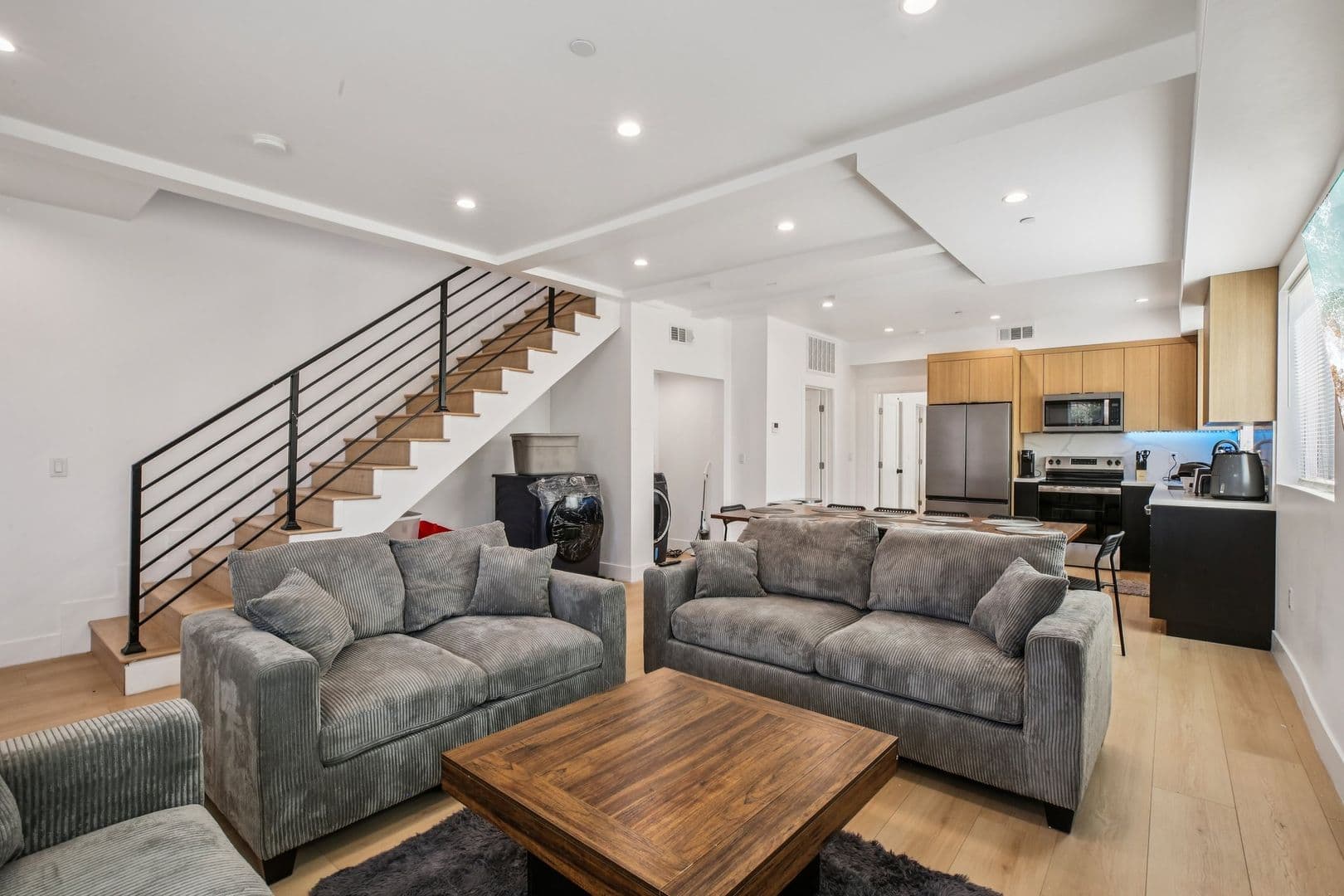 Los Angeles Apartment: 1254 W 36th St.