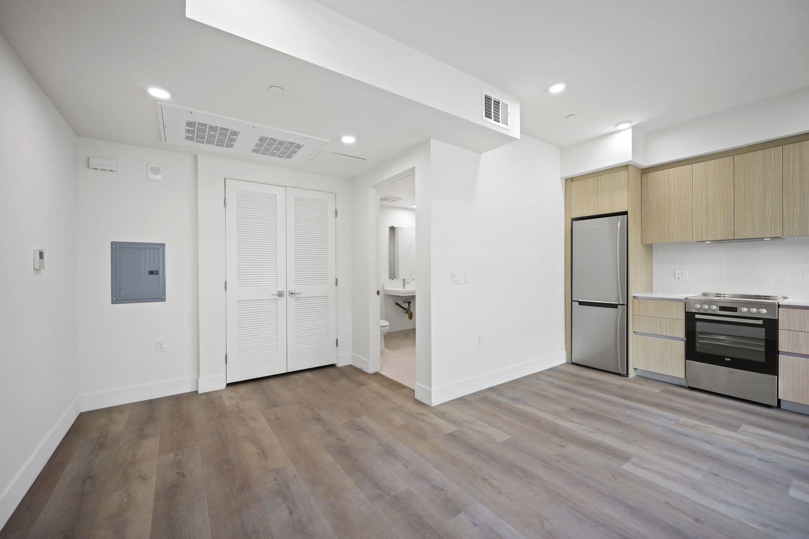 Los Angeles Apartment: 7050 Hawthorn Ave.