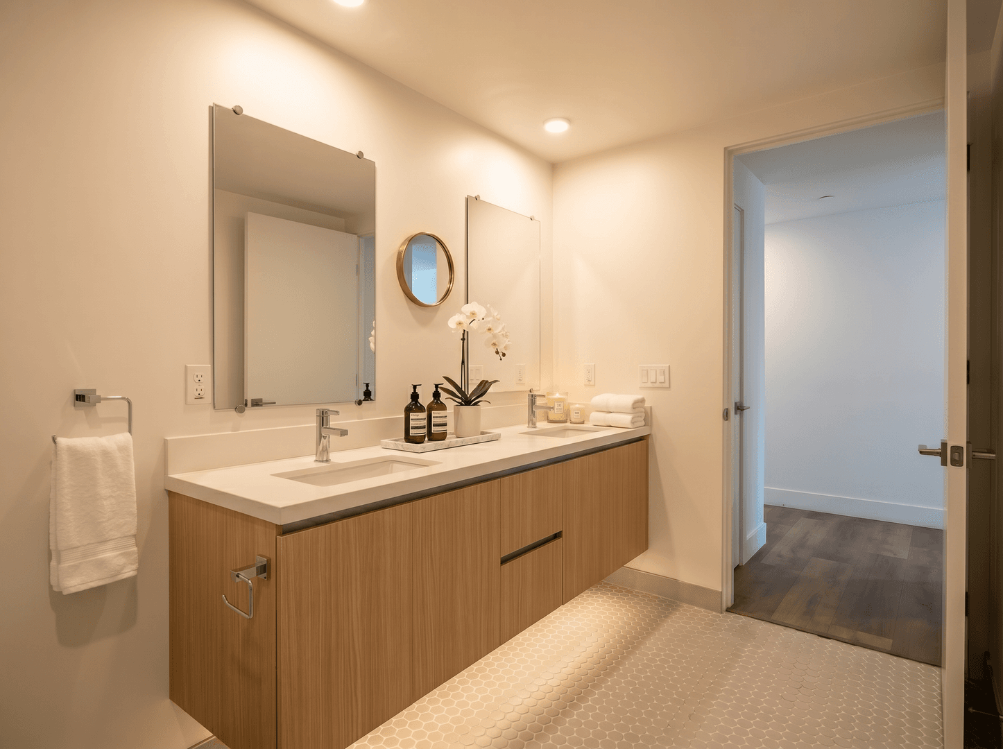 Los Angeles Apartment: 7050 Hawthorn Ave.