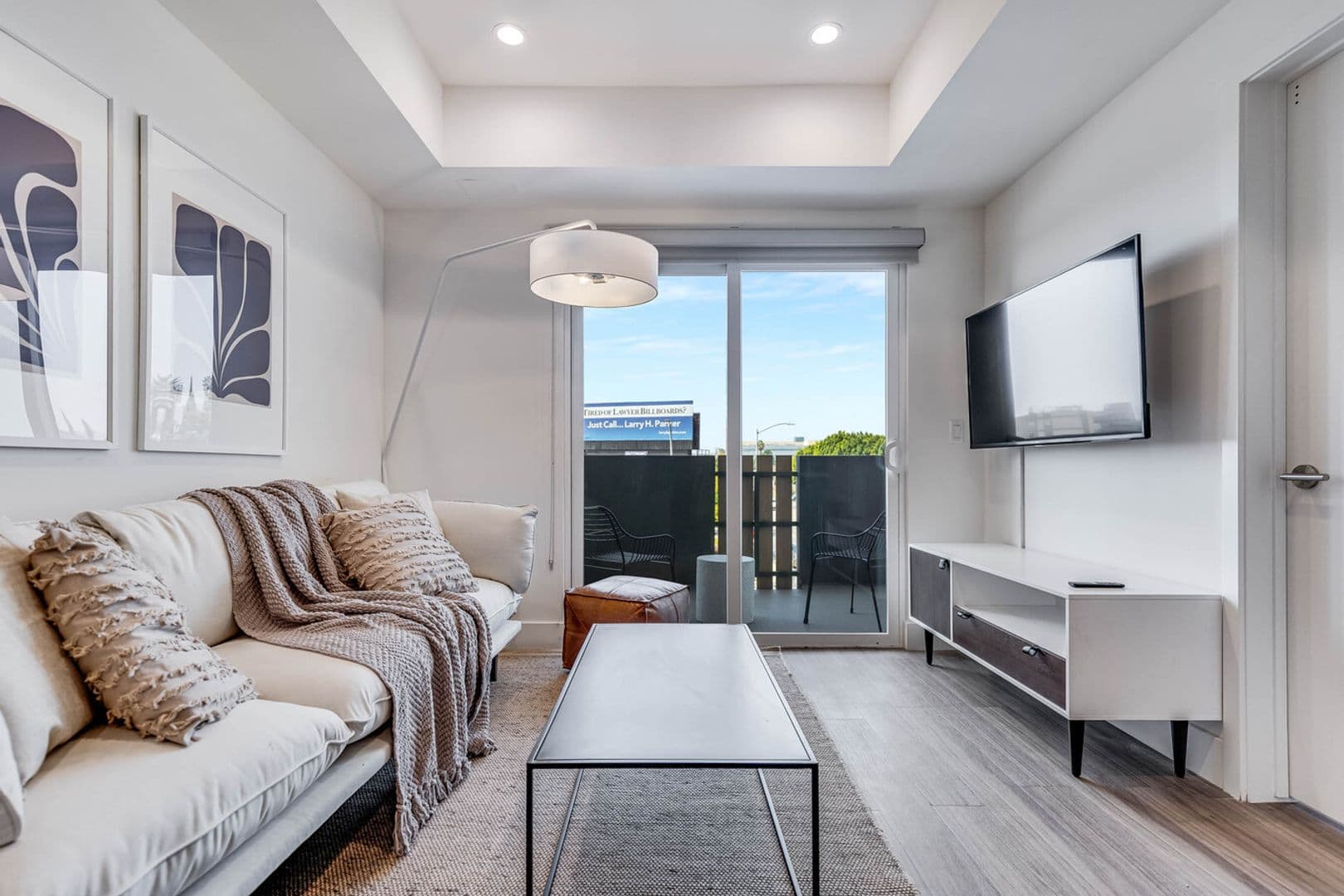 Los Angeles Apartment: 5460 Fountain Avenue
