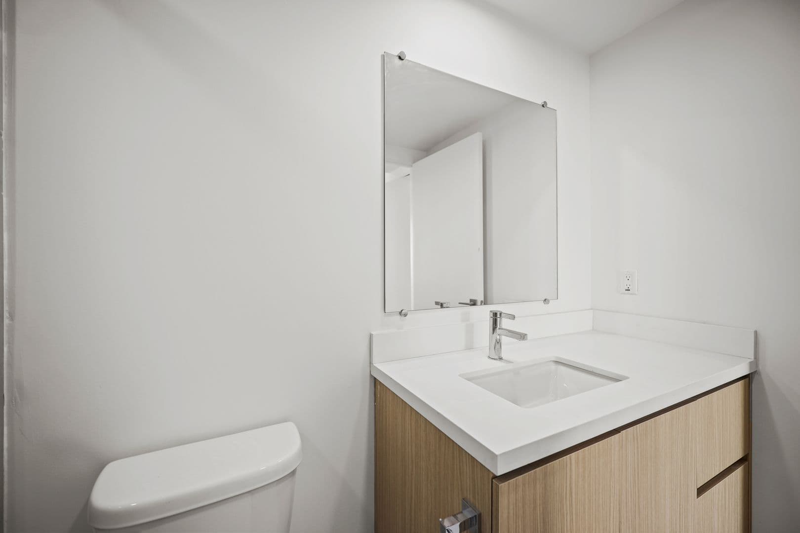Los Angeles Apartment: 7050 Hawthorn Ave.