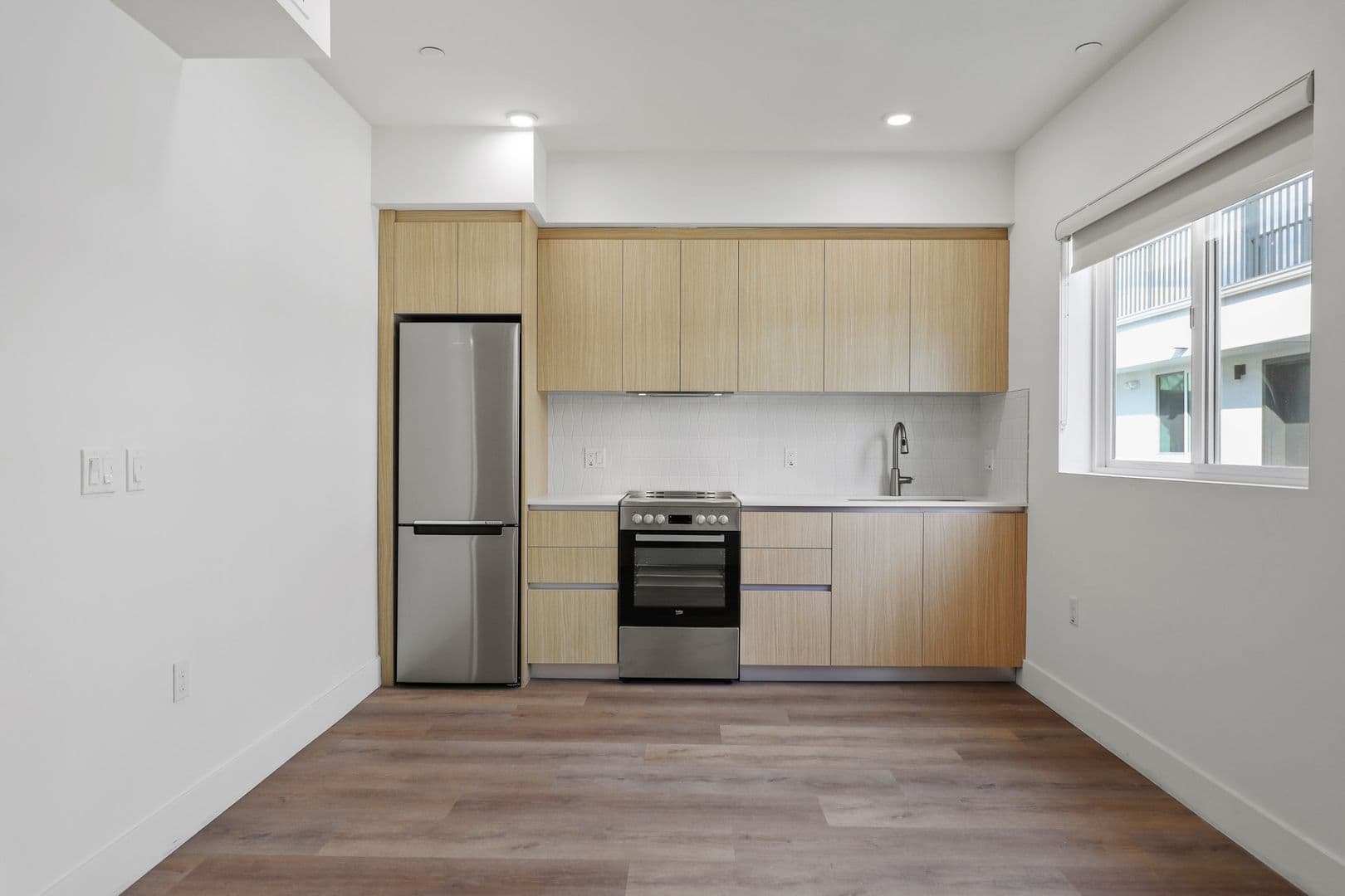 Los Angeles Apartment: 7050 Hawthorn Ave.