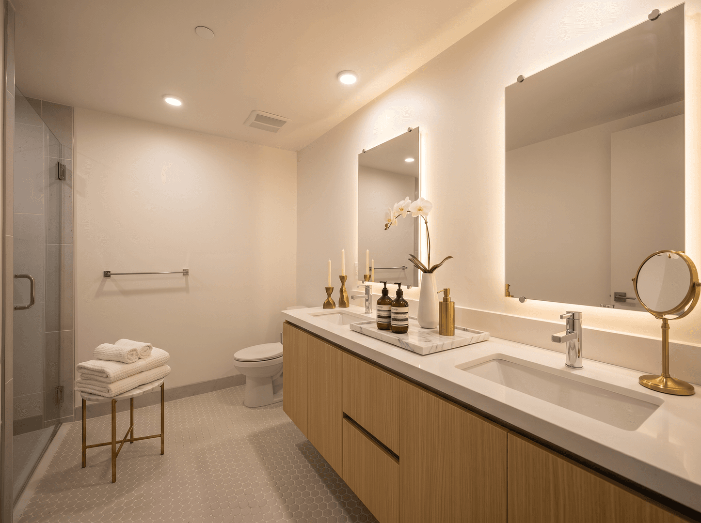 Los Angeles Apartment: 7050 Hawthorn Ave.