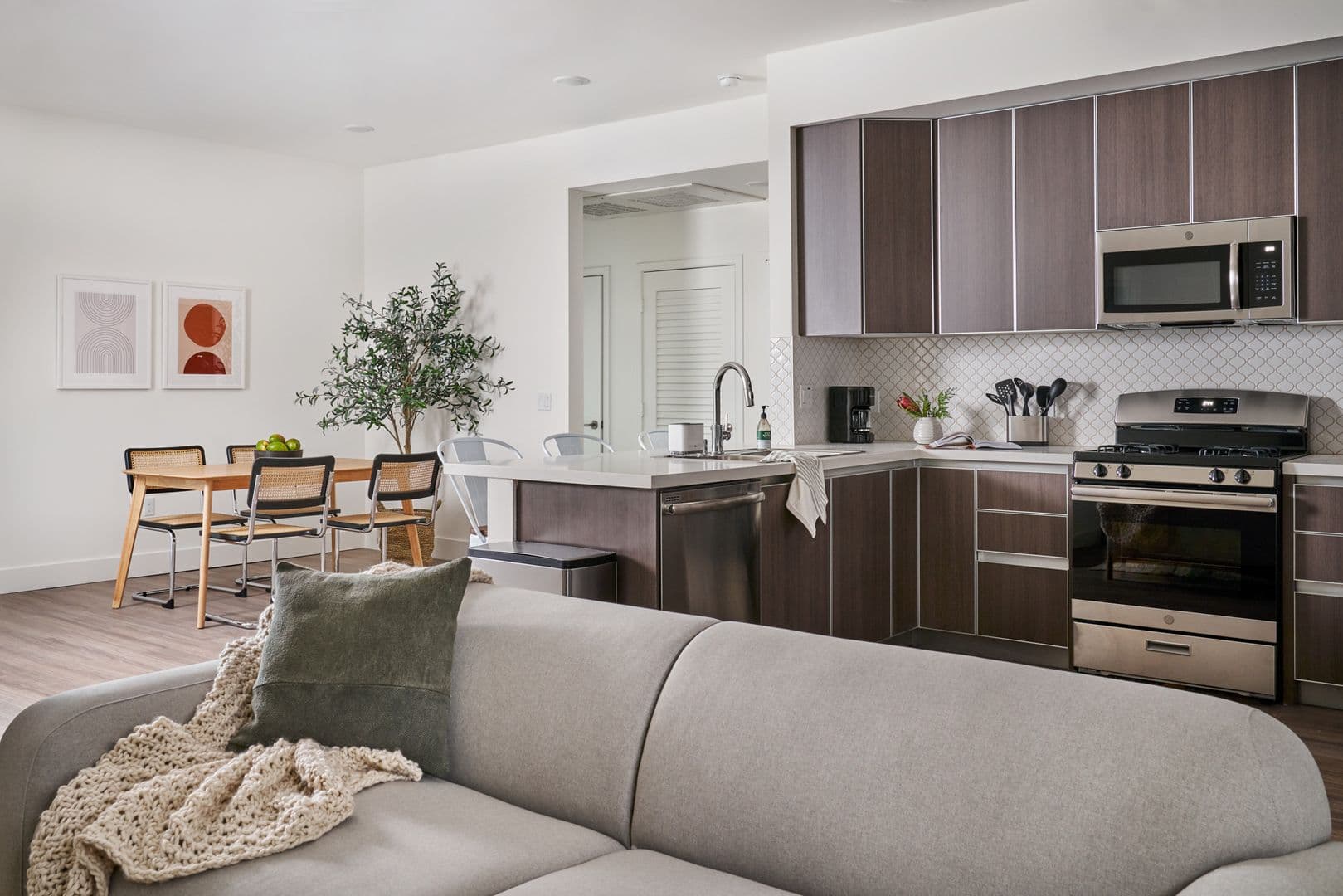Los Angeles Apartment: 418 N Norton Ave.