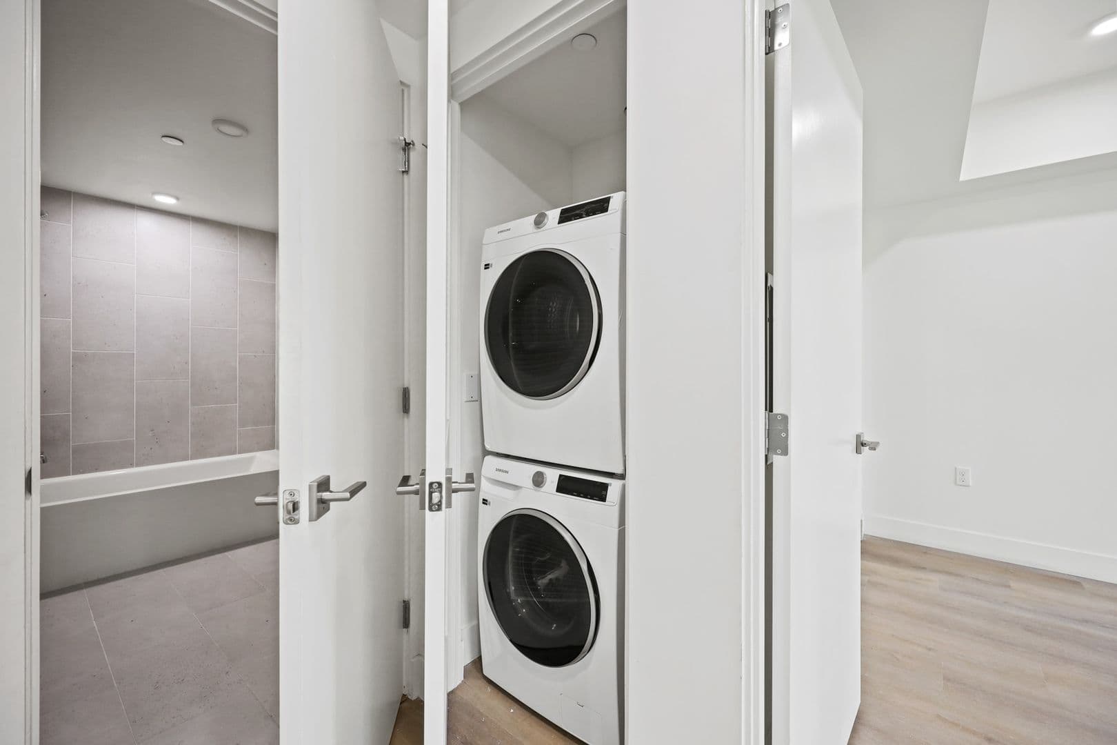 Los Angeles Apartment: 7050 Hawthorn Ave.