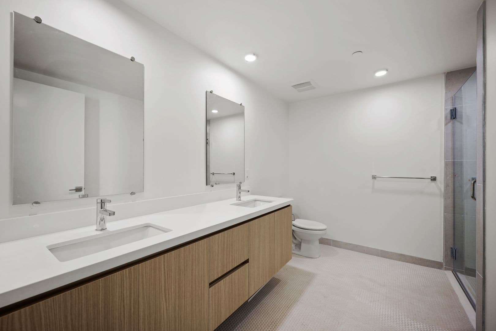 Los Angeles Apartment: 7050 Hawthorn Ave.