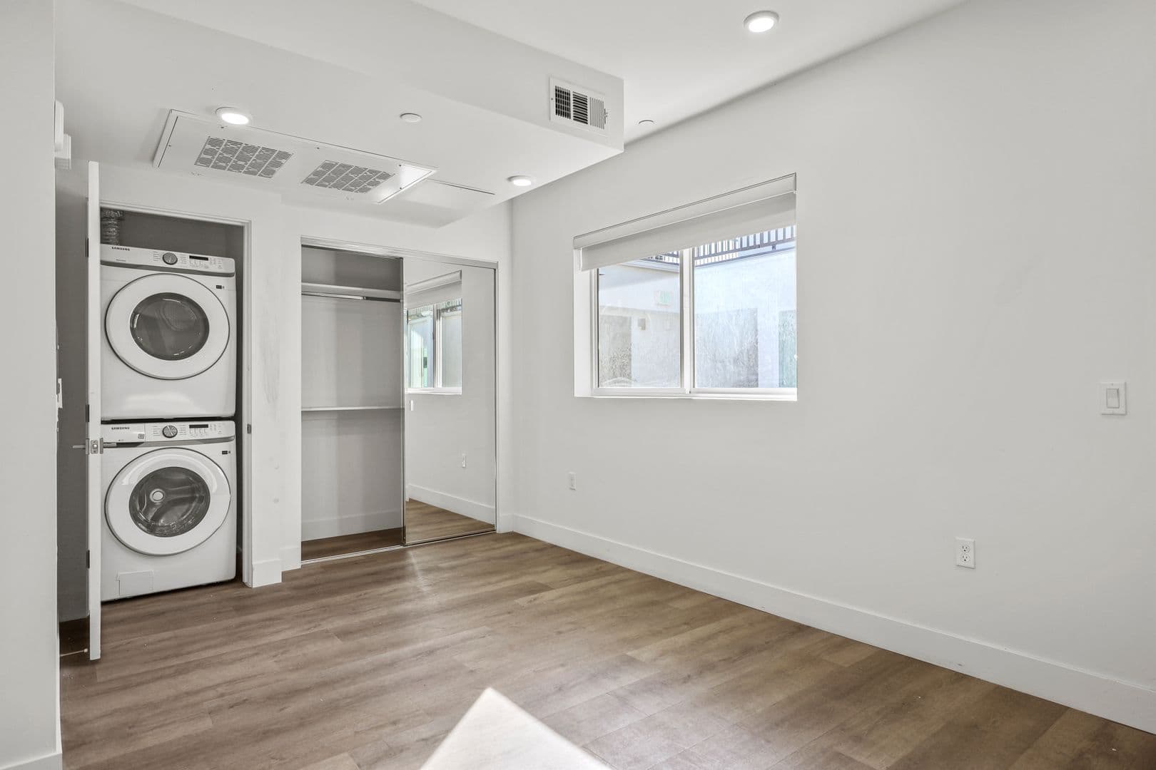 Los Angeles Apartment: 7050 Hawthorn Ave.