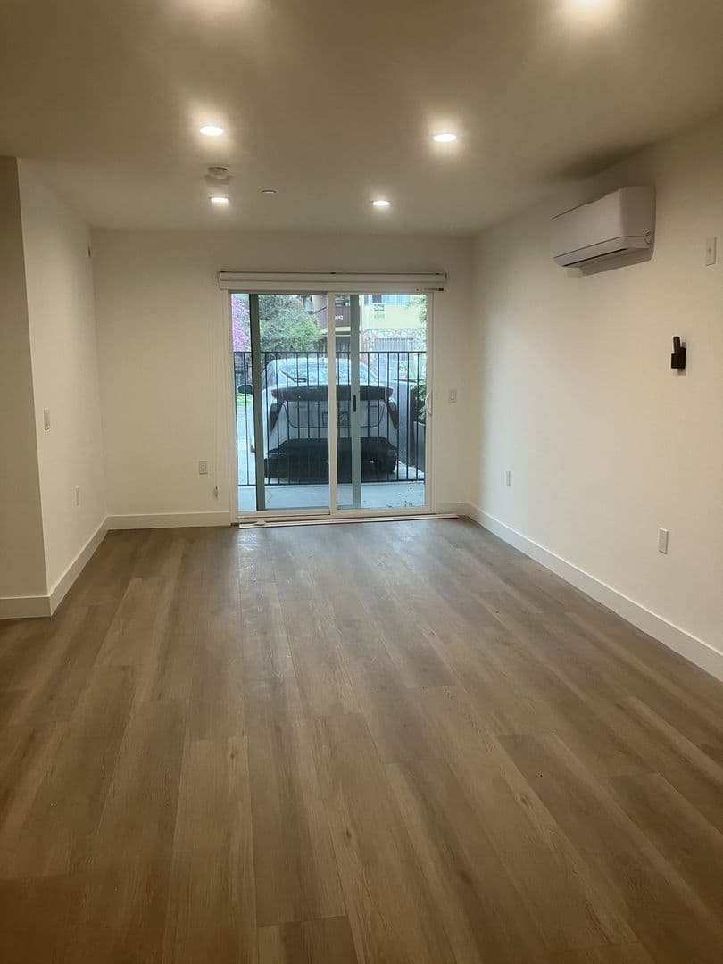 Los Angeles Apartment: 5639 Lexington Ave.