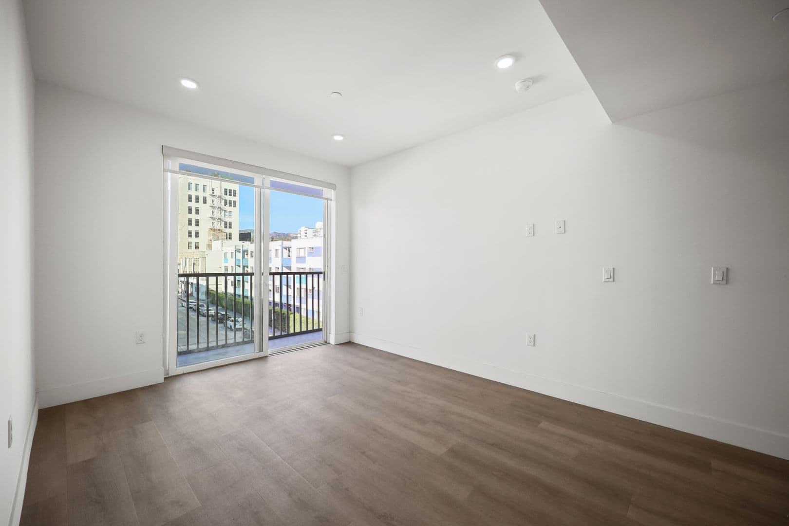 Los Angeles Apartment: 7050 Hawthorn Ave.