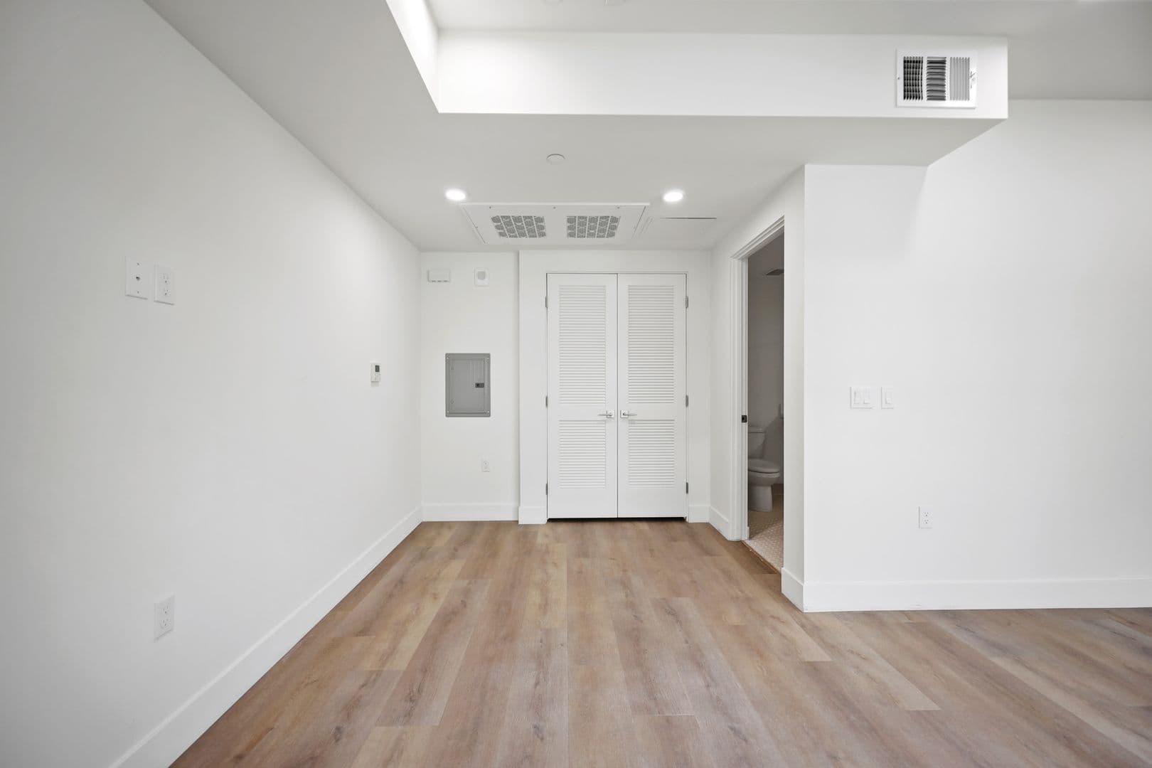 Los Angeles Apartment: 7050 Hawthorn Ave.