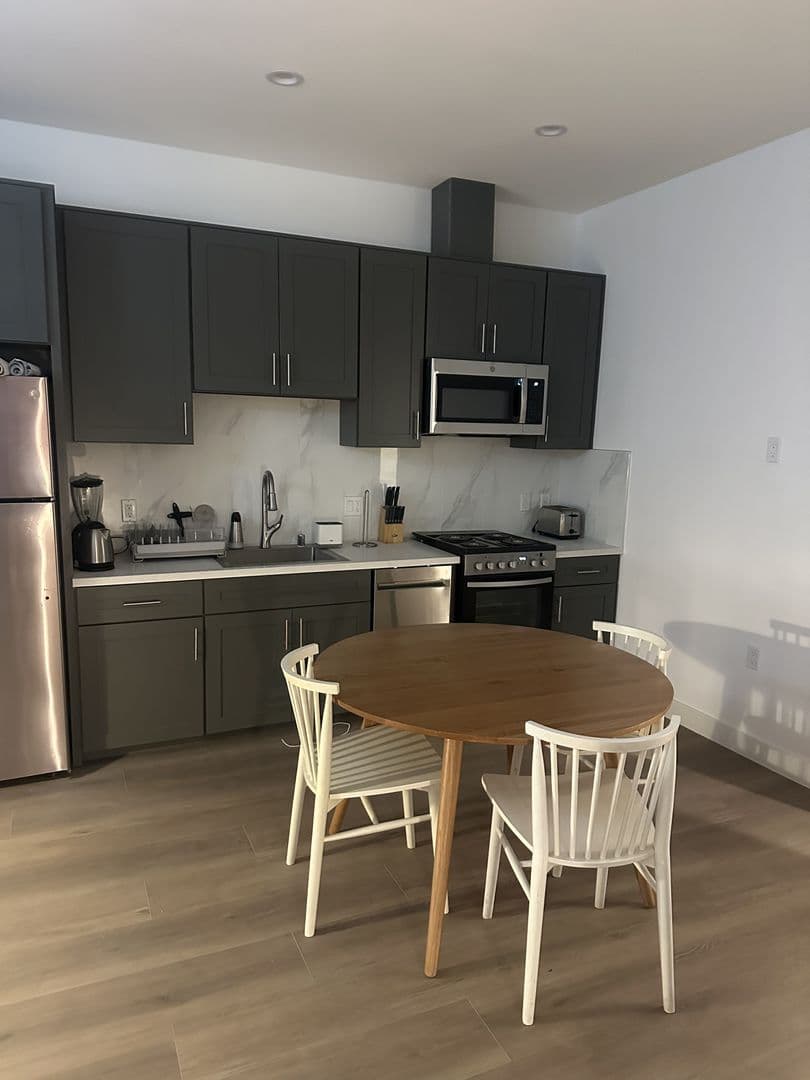 Los Angeles Apartment: 5639 Lexington Ave.