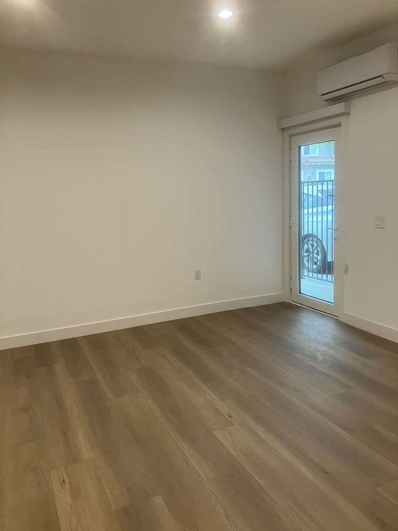 Los Angeles Apartment: 5639 Lexington Ave.