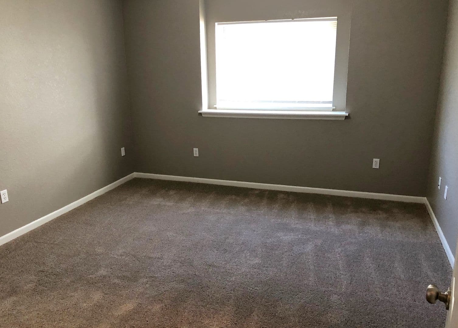 Leavenworth Apartment: 104 Logan Street