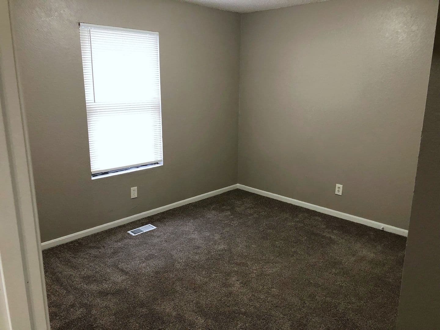 Leavenworth Apartment: 418 Pottawatomie St