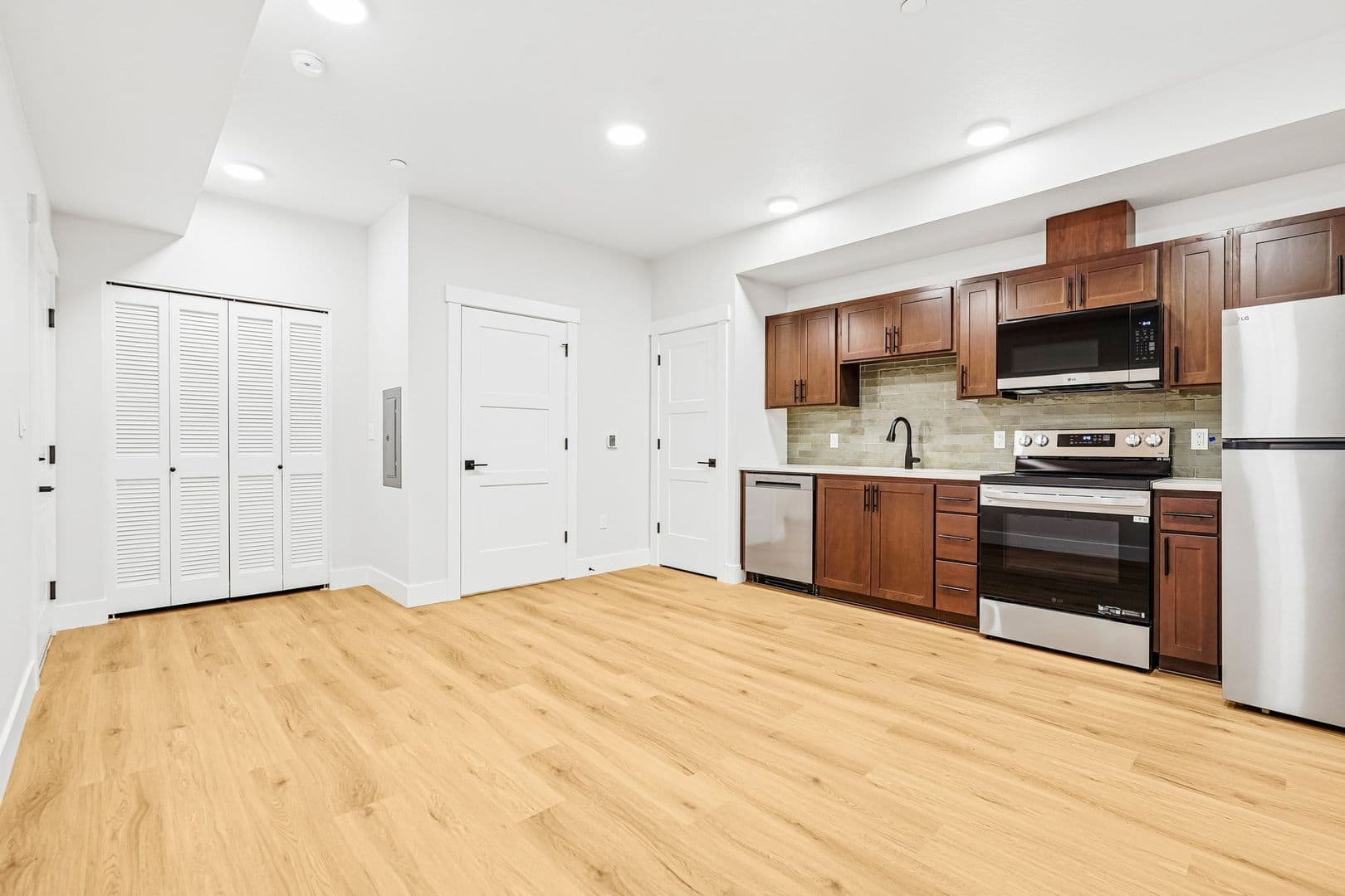 Portland Apartment: 4381 NE Prescott Street