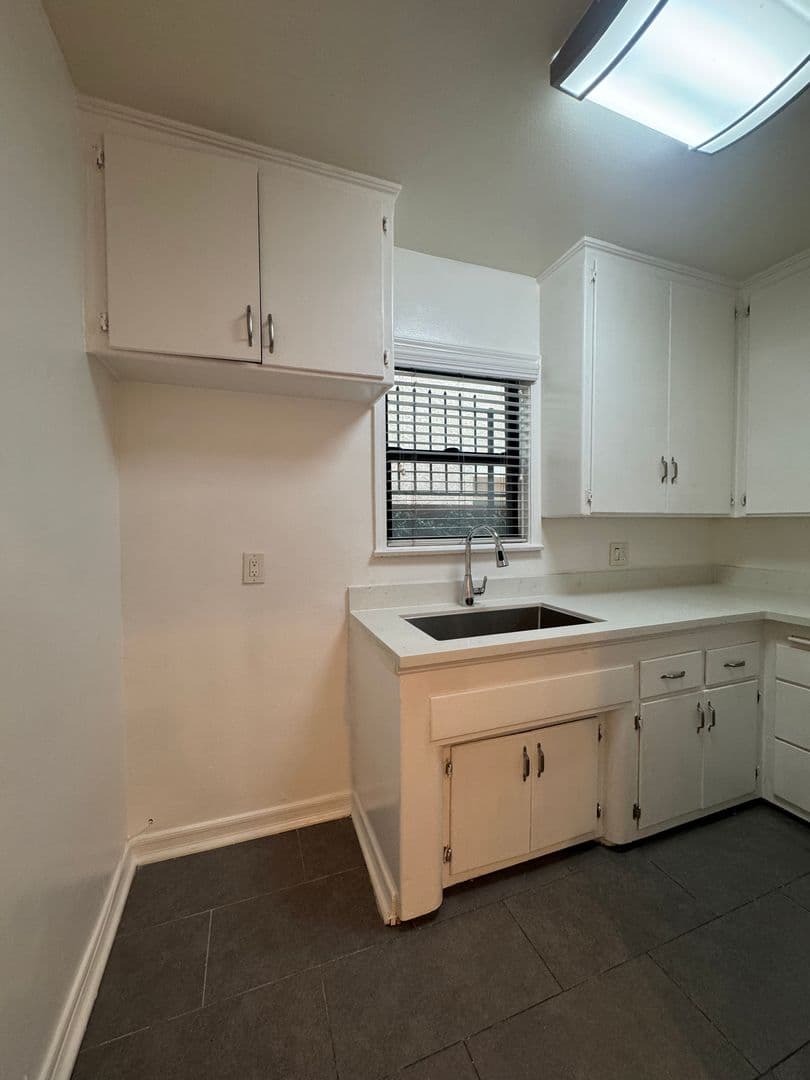 Hawthorne Apartment: 4175 West Broadway