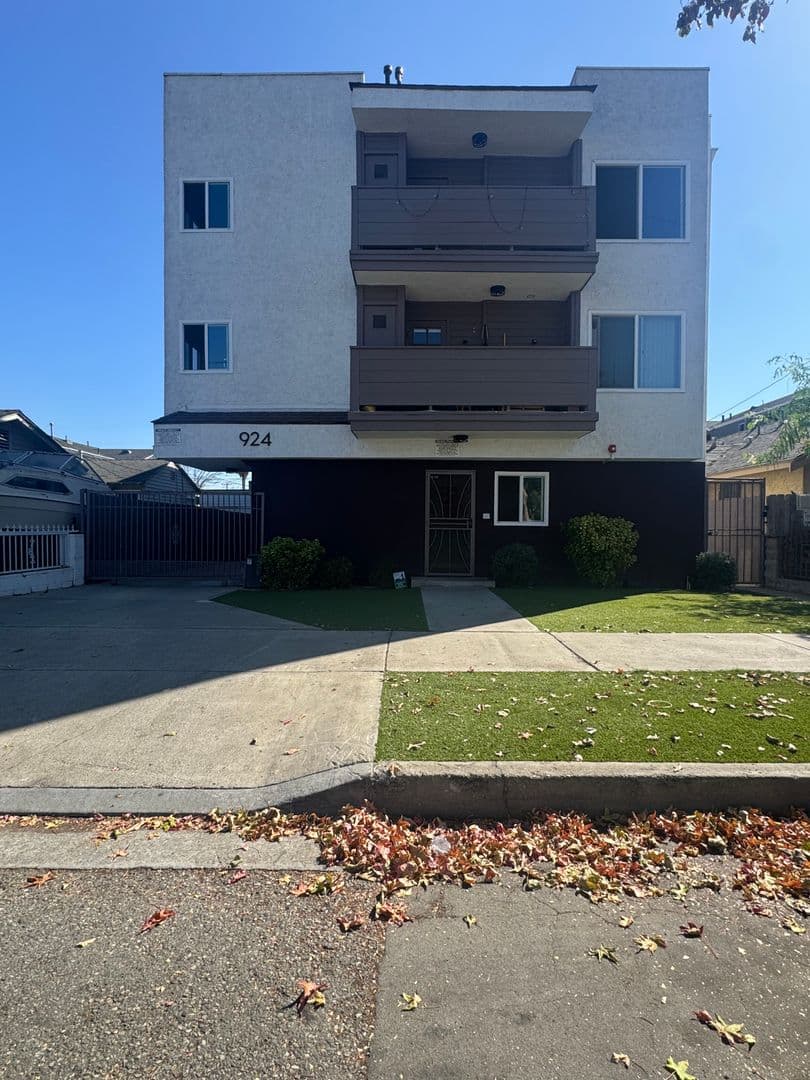 Long Beach Apartment: 924 Gaviota Avenue